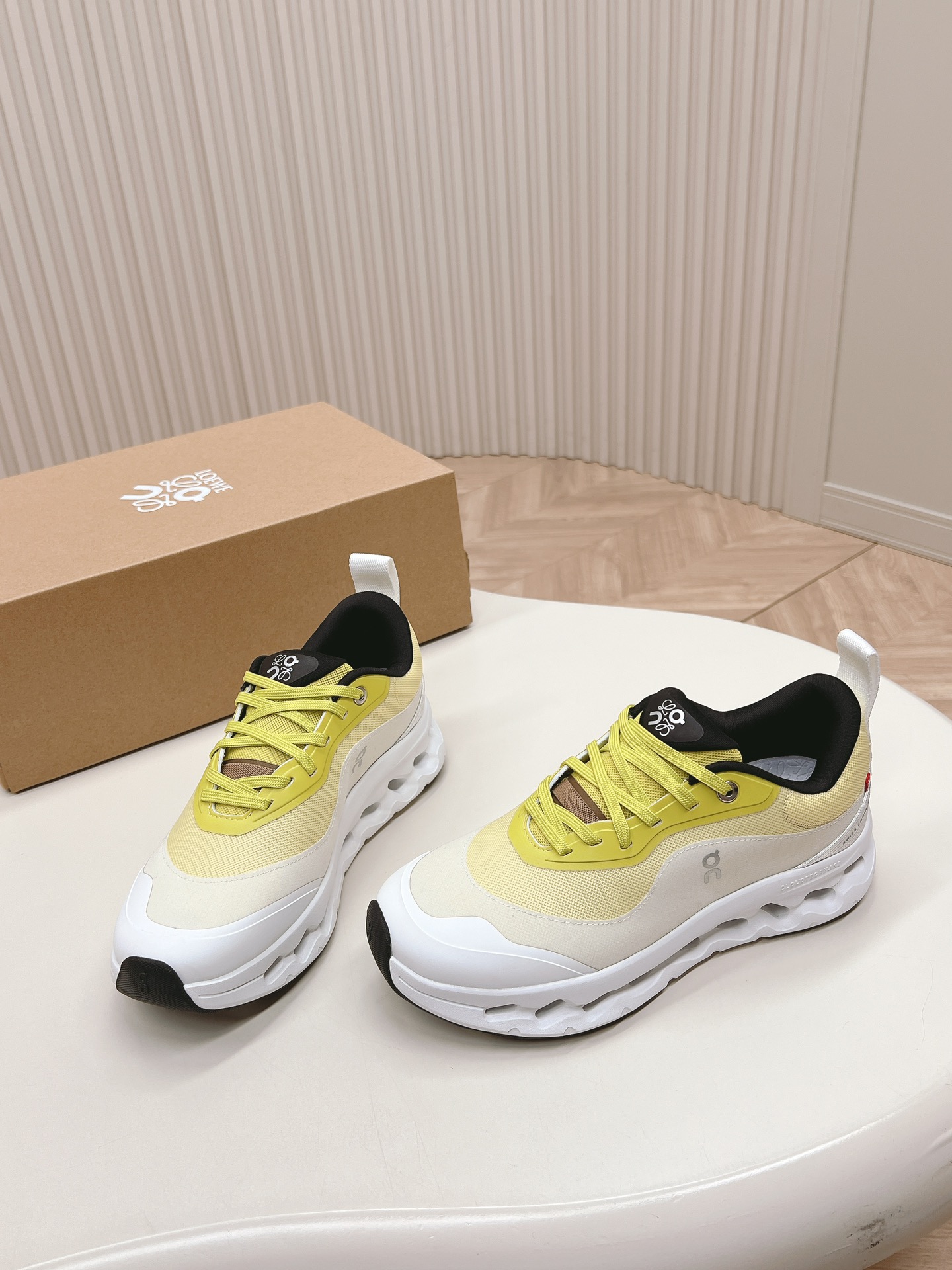 存在感のあるロエベスニーカーn級品ロエベとOnのコラボレーション_2