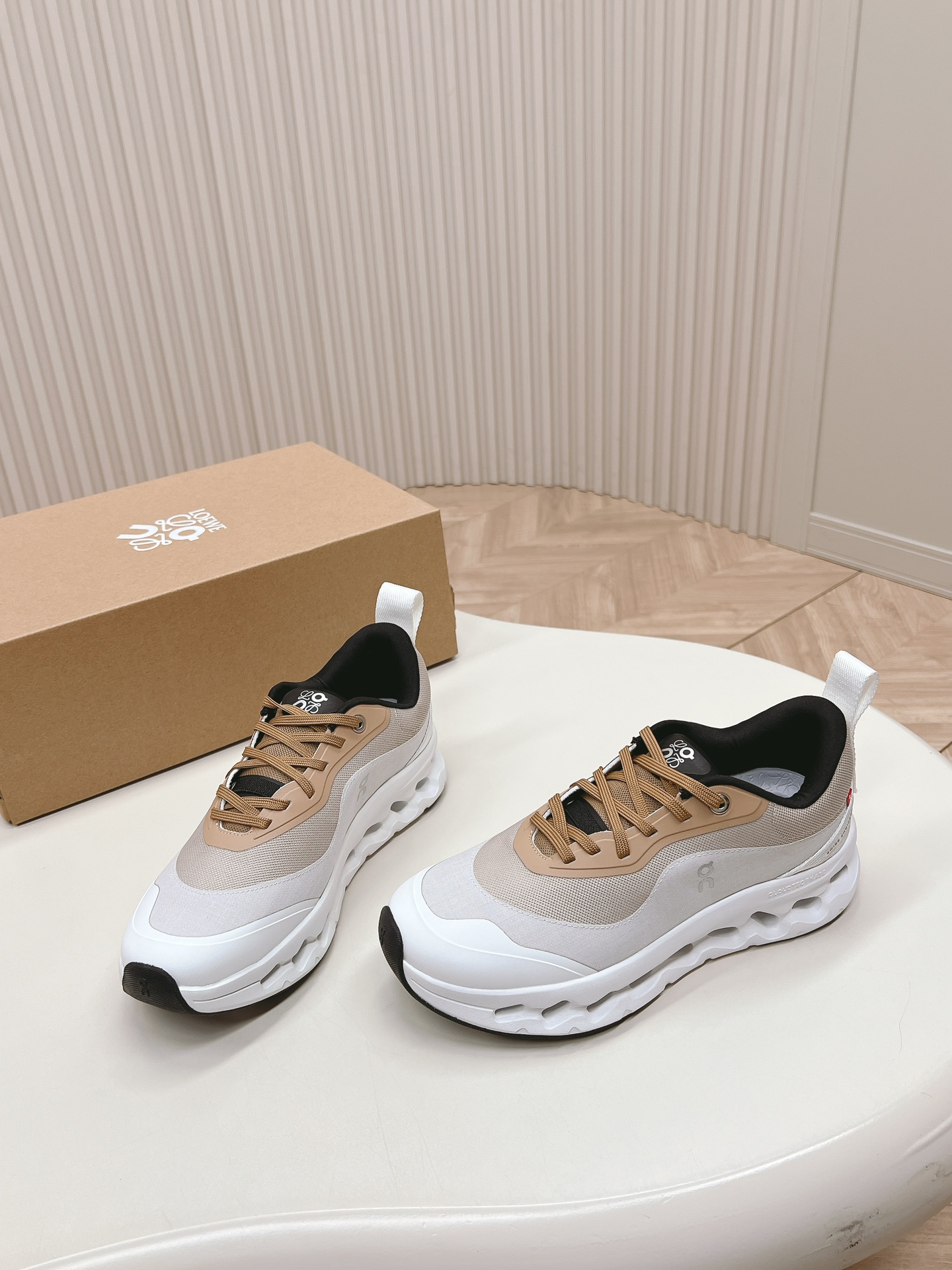 最安値人気ロエベスニーカーコピーロエベとOnのコラボレーション_3