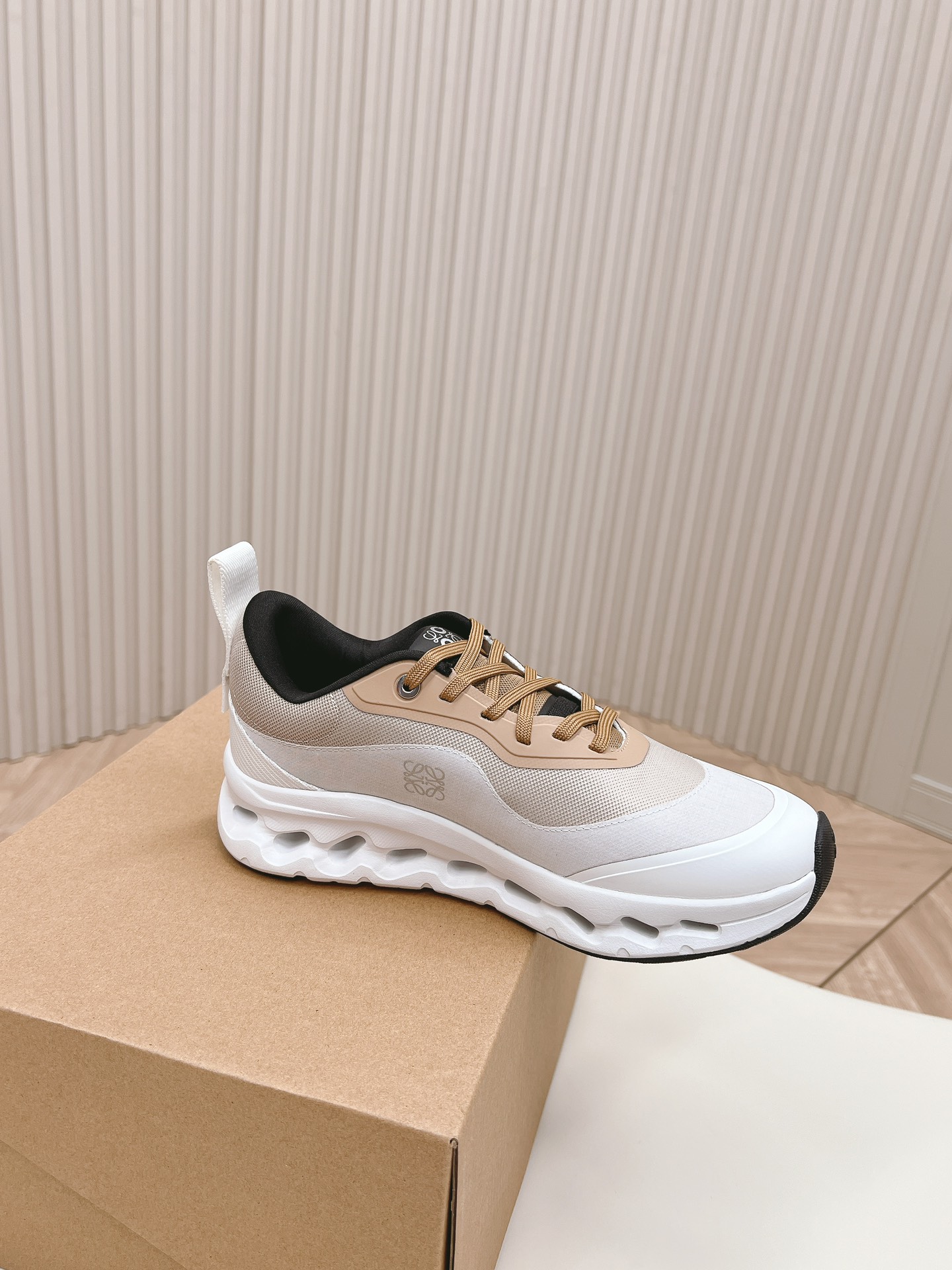 最安値人気ロエベスニーカーコピーロエベとOnのコラボレーション_4