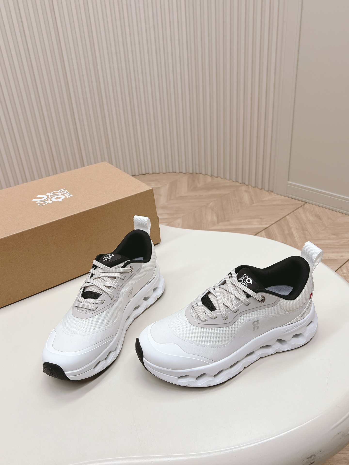 有名人の愛用品ロエベアウトレットスニーカー偽物ロエベとOnのコラボレーション_3