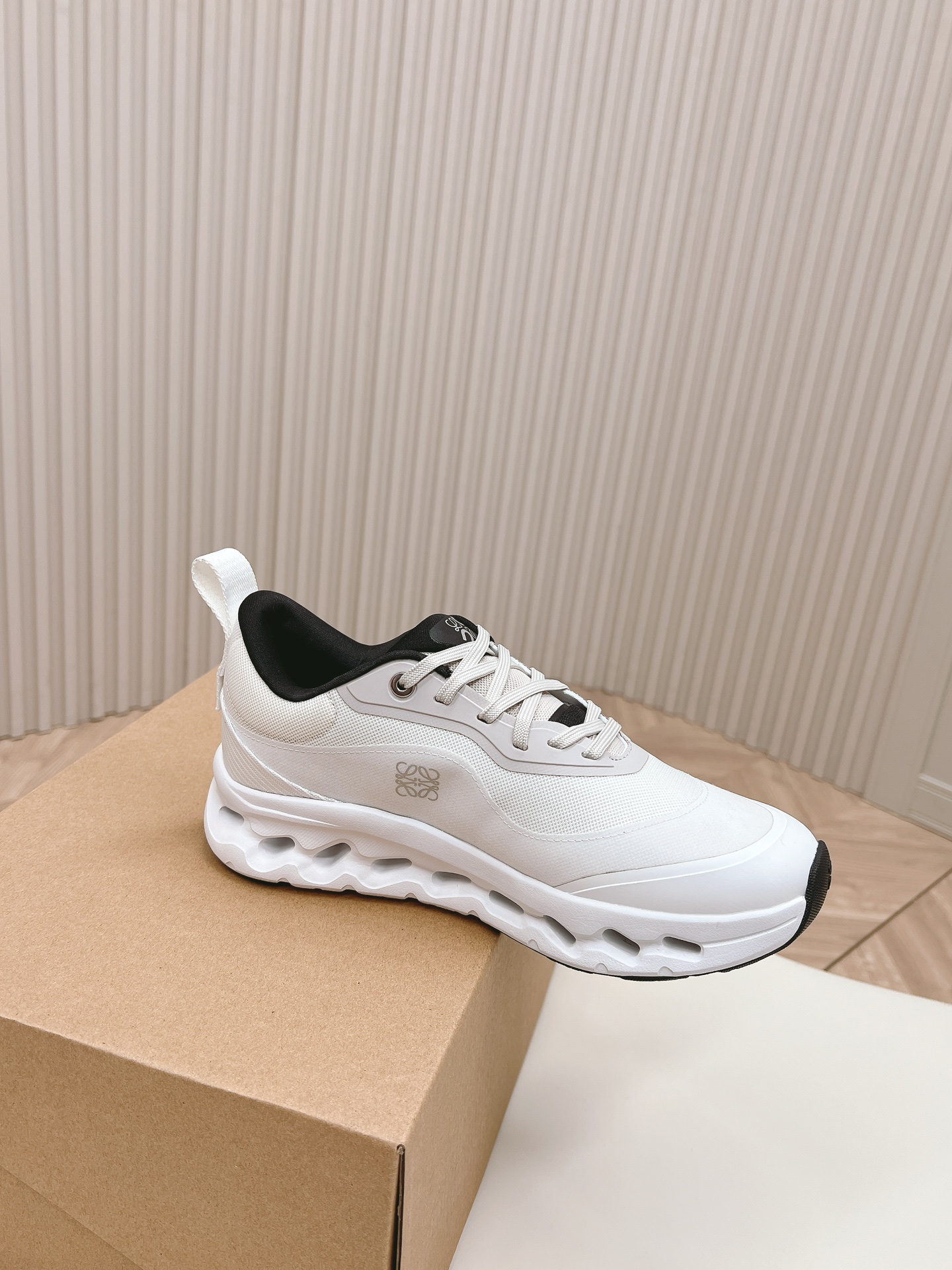 有名人の愛用品ロエベアウトレットスニーカー偽物ロエベとOnのコラボレーション_4