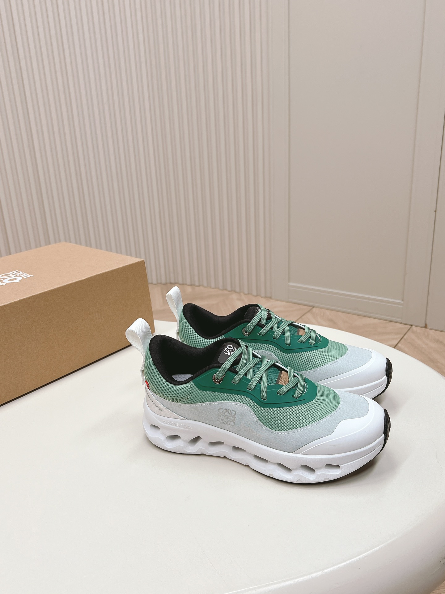 芸能人愛用 高級感あるロエベスニーカーコピーロエベとOnのコラボレーション_2