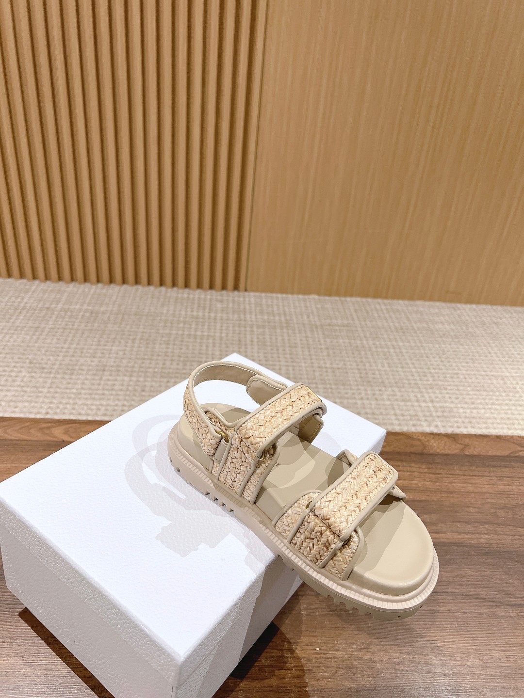 大人っぽい！ディオール サイズ感 サンダル n級品 快適なソール エレメント スタイリッシュ_3