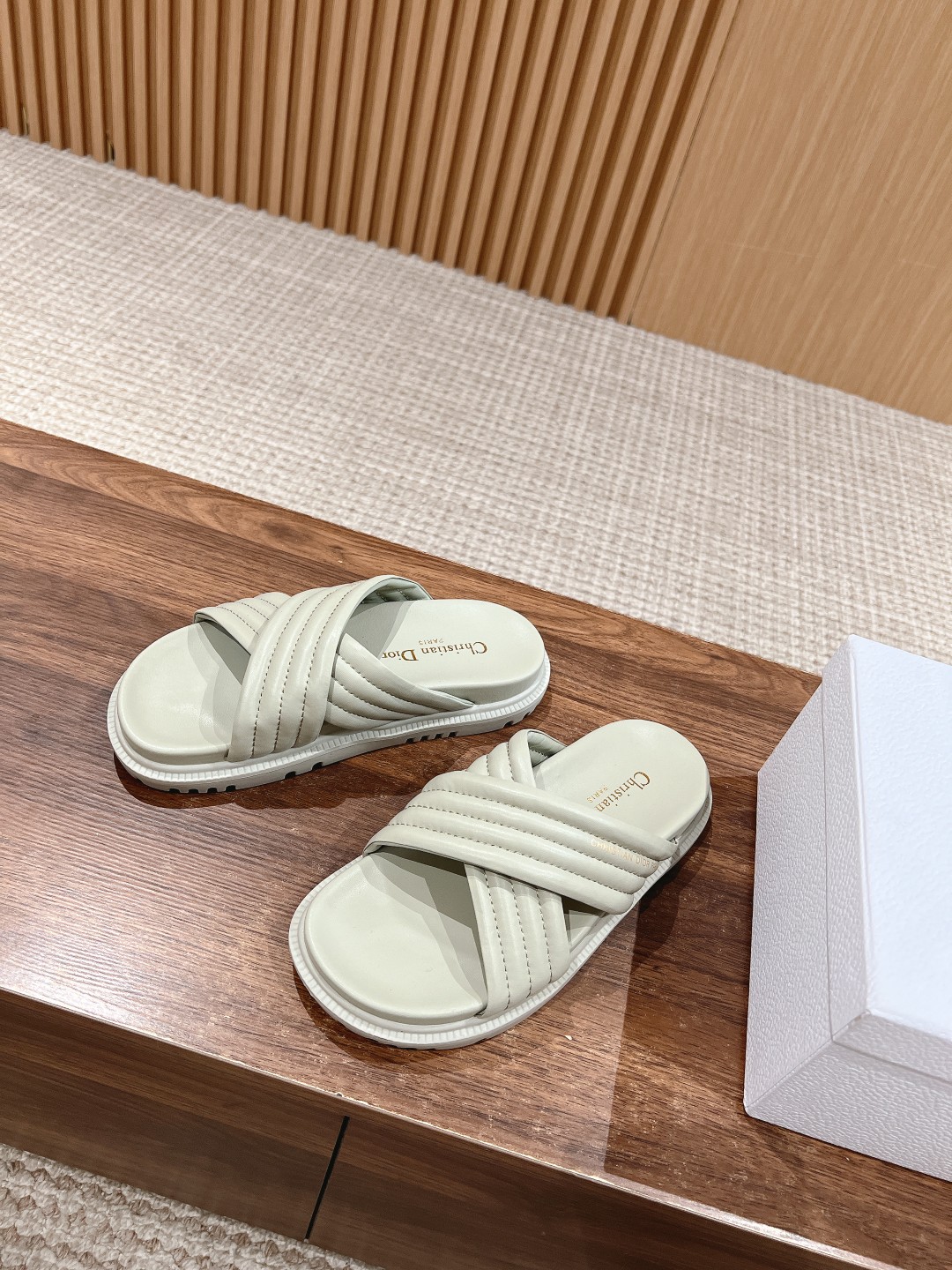 驚きの破格値人気のディオールサンダルn級品 快適なカスタムソール エレメント_2