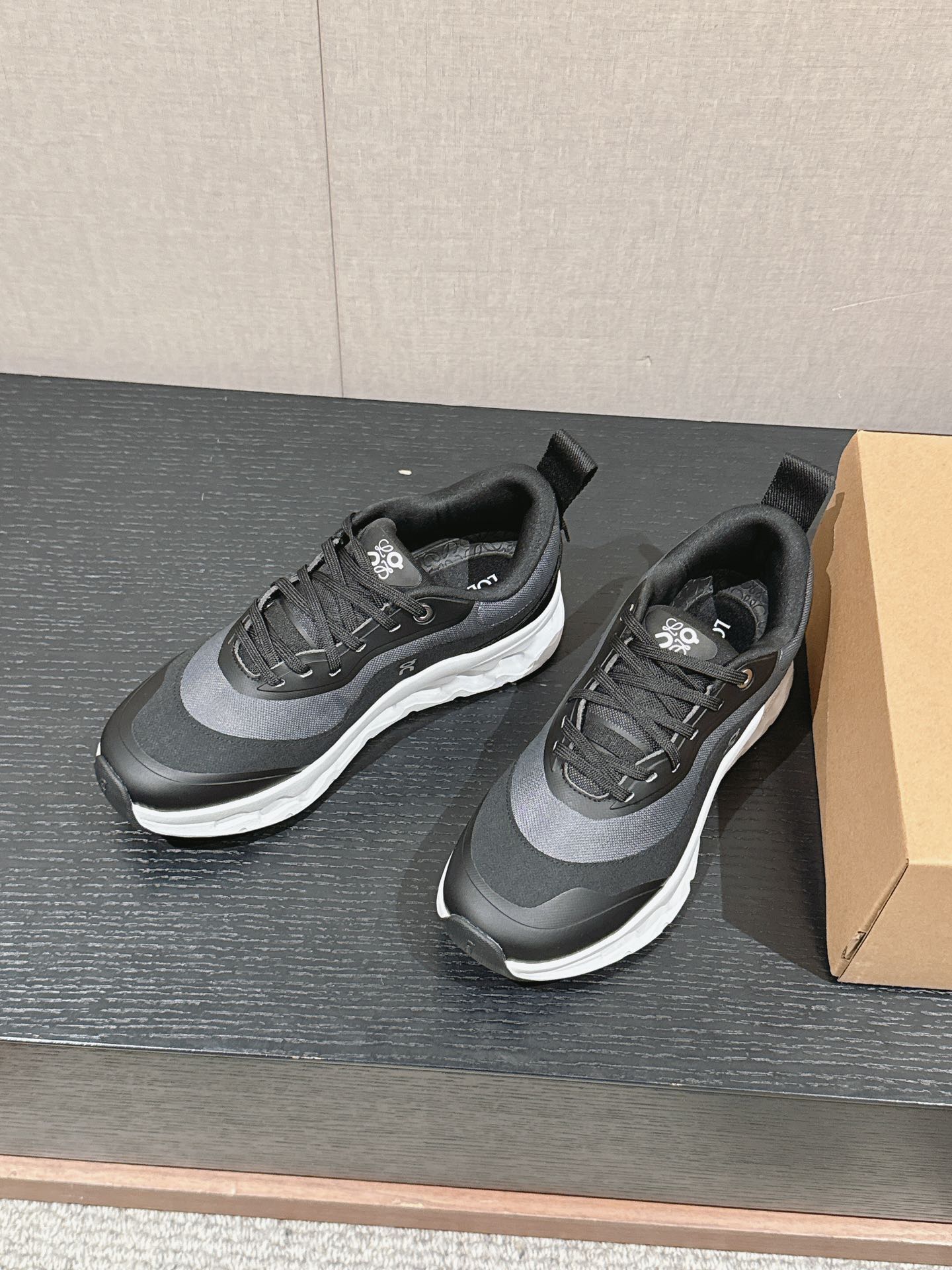 春夏 特集 レディース ロエベスニーカーコピーコラボレーション 軽量で通気性抜群_2