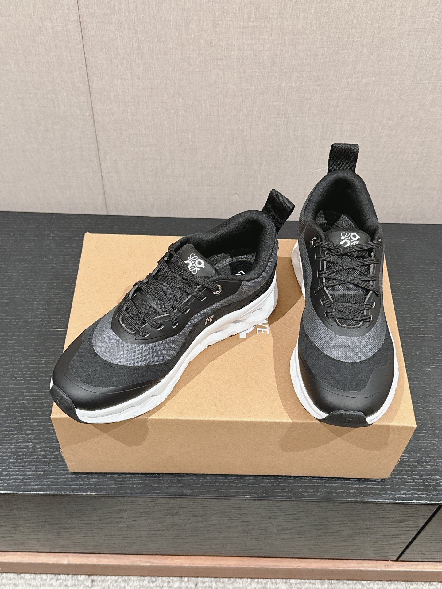 春夏 特集 レディース ロエベスニーカーコピーコラボレーション 軽量で通気性抜群_4