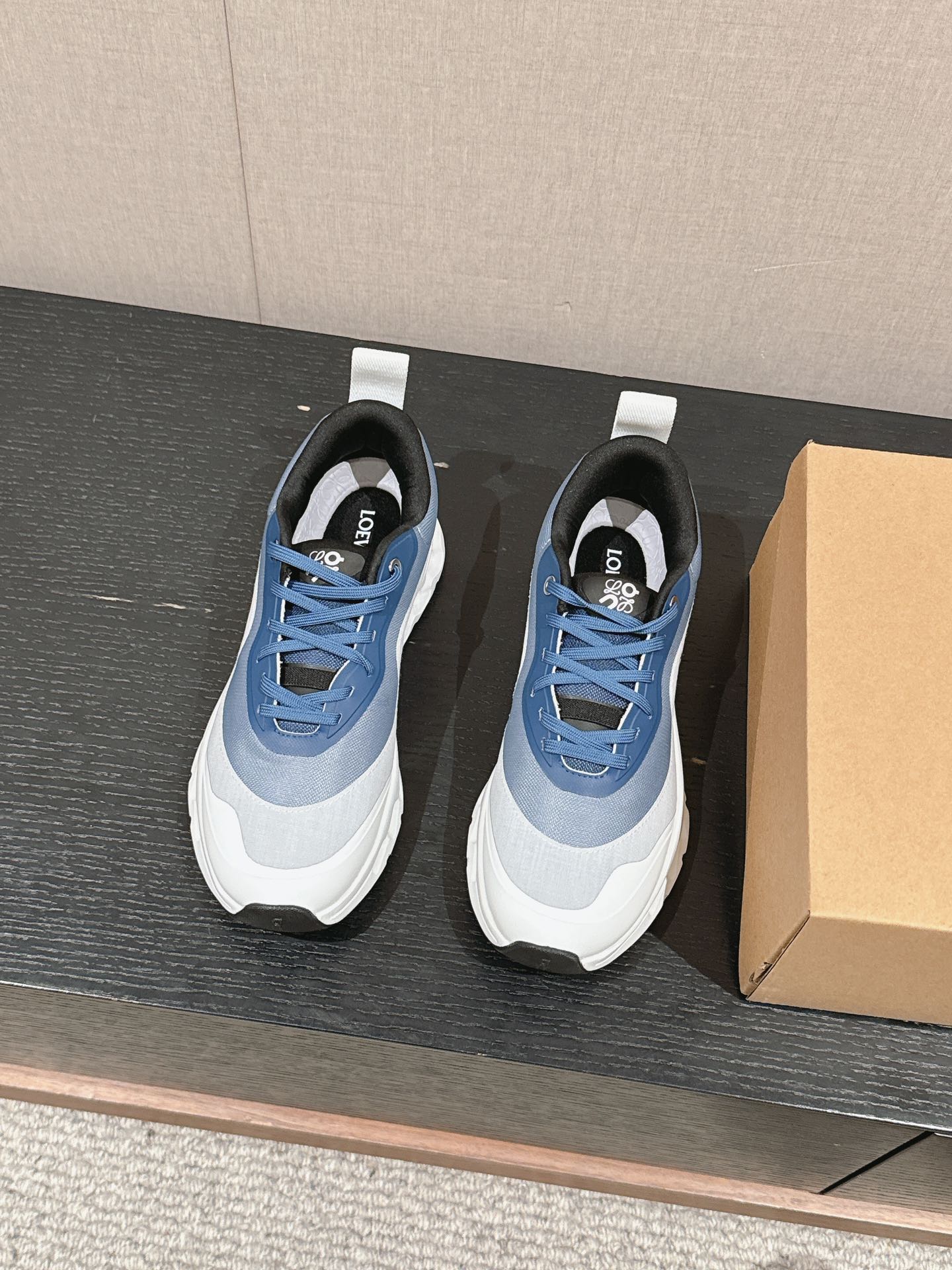 新年度人気入荷ロエベ新作スニーカースーパーコピーコラボレーション 軽量で通気性抜群_1