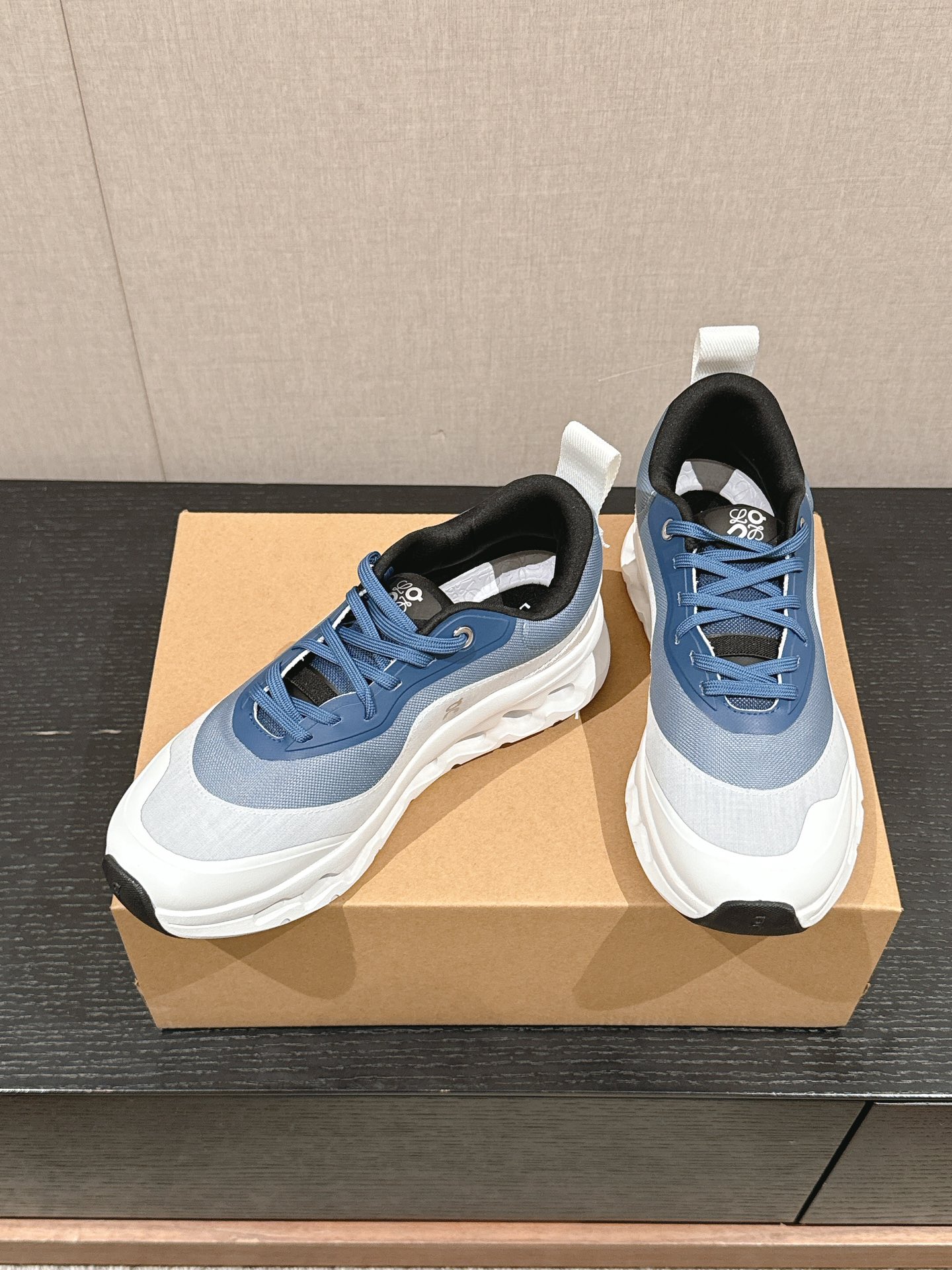 新年度人気入荷ロエベ新作スニーカースーパーコピーコラボレーション 軽量で通気性抜群_4