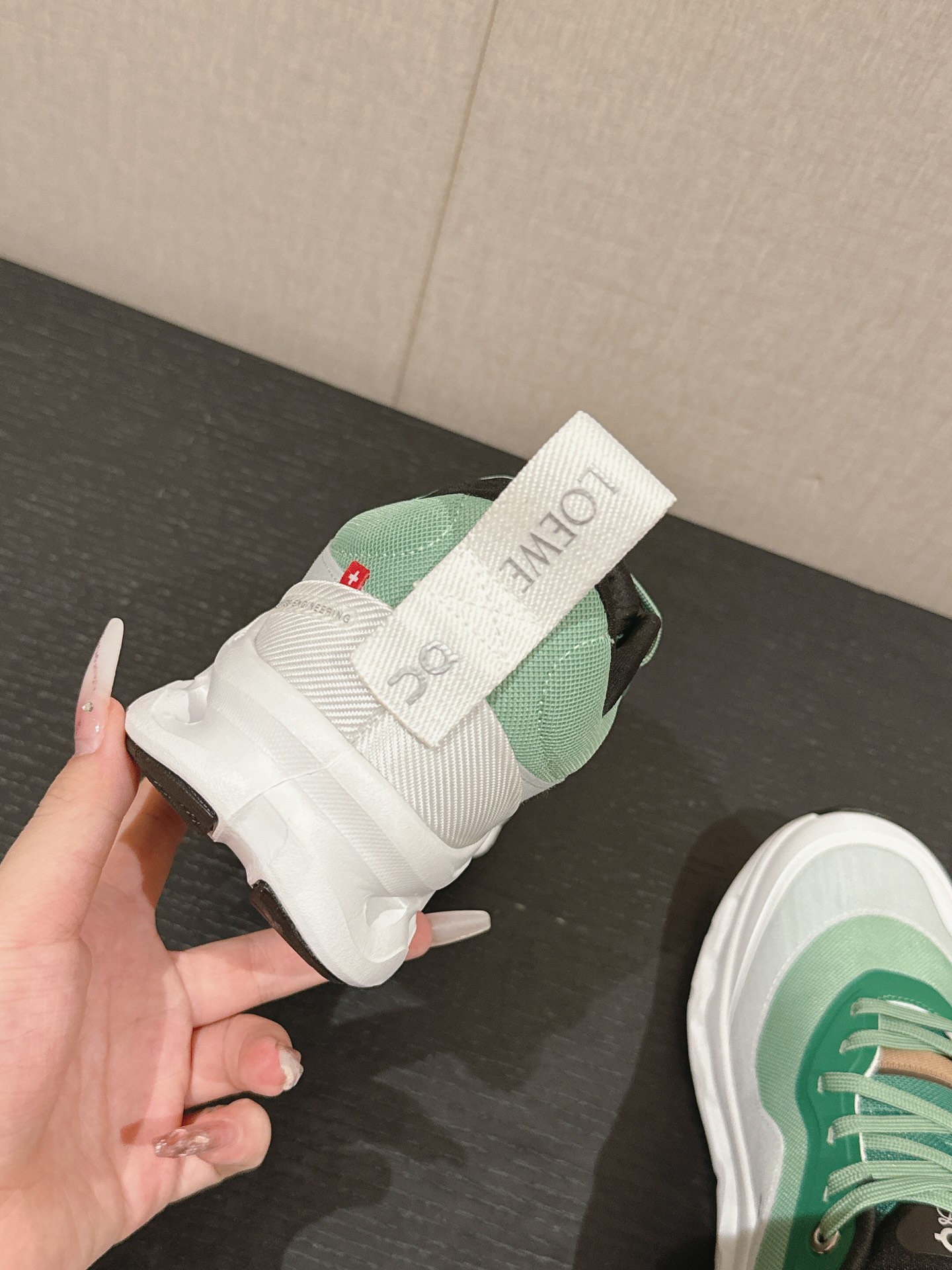 抜群な新鮮度スニーカーロエベコピーコラボレーション 軽量で通気性抜群_7