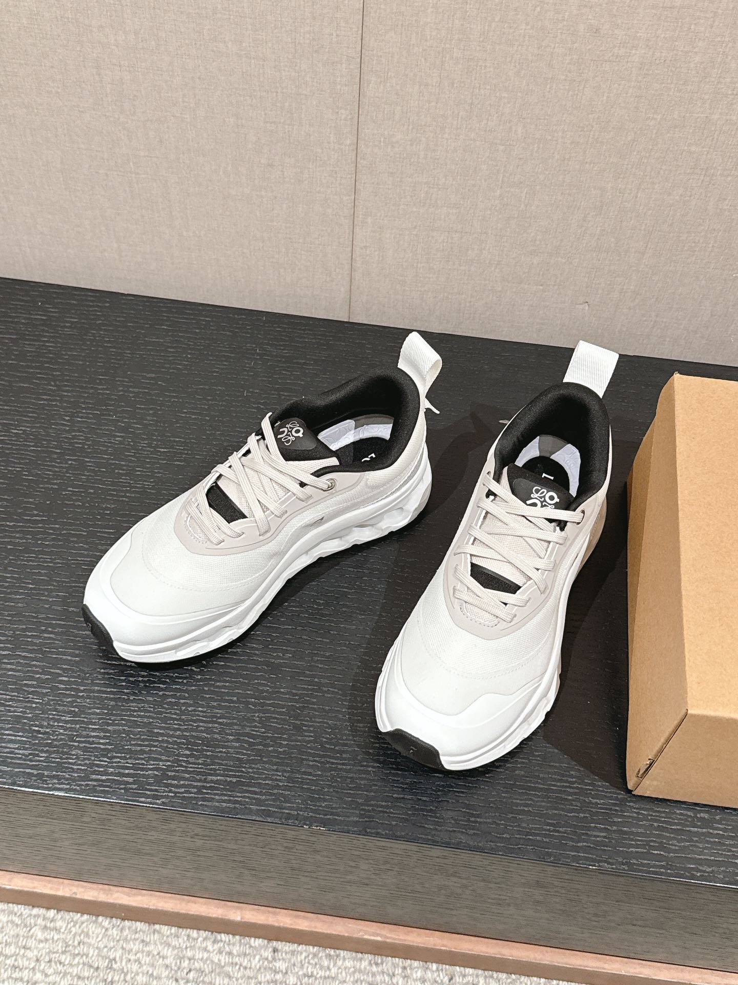 激安 上品人気ロエベスニーカーコピーコラボレーション 軽量で通気性抜群_2