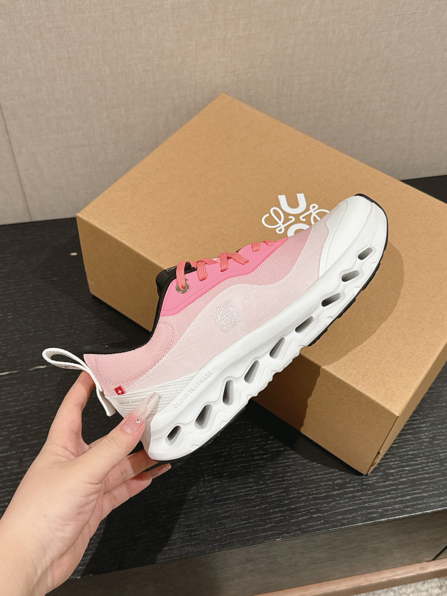 【今期の売れ筋アイテム】靴 ロエベスーパーコピーコラボレーション 軽量で通気性抜群_4