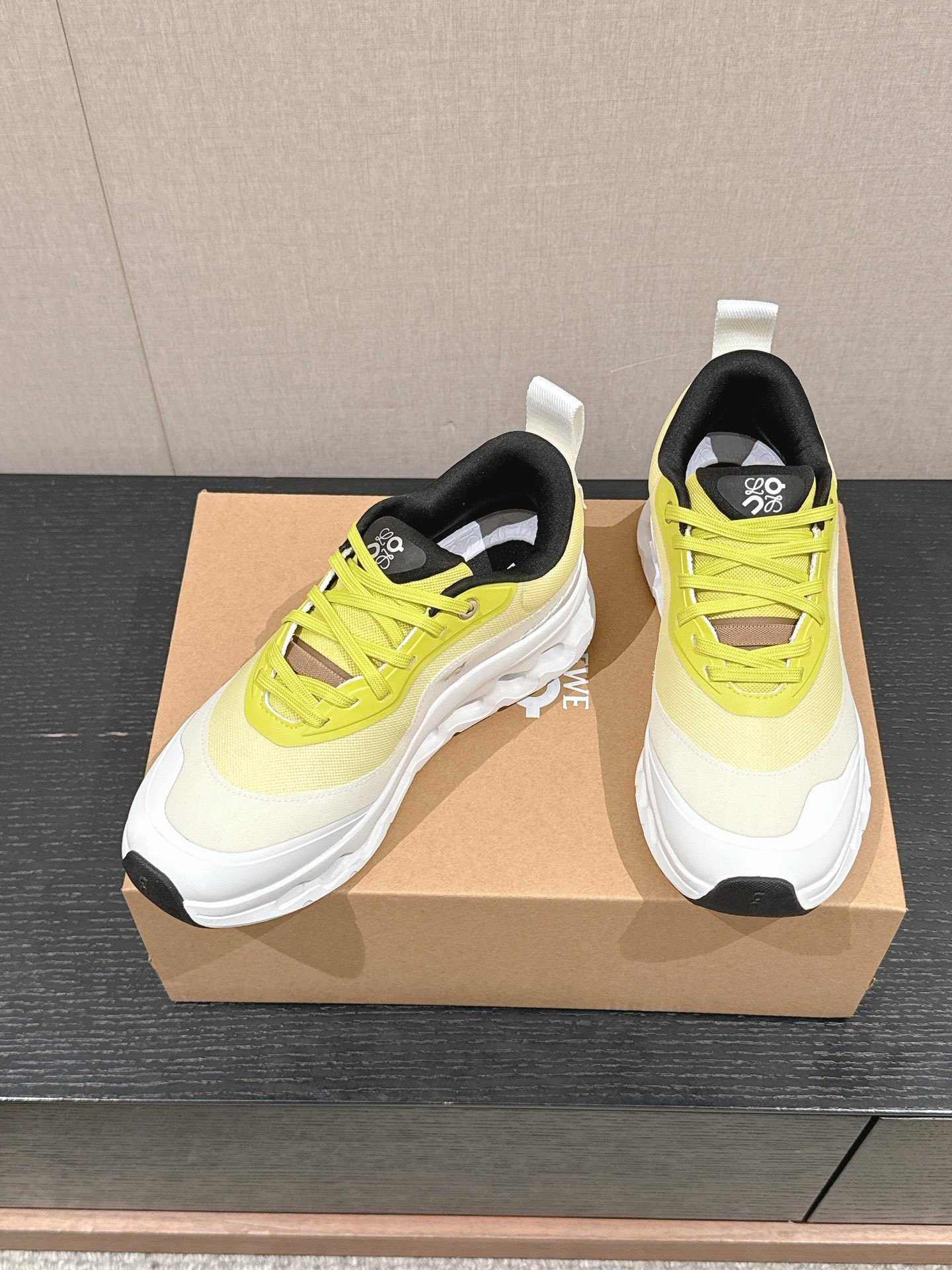【先行予約】激安一番安いロエベ スニーカー 新作コピーコラボレーション 軽量で通気性抜群_4
