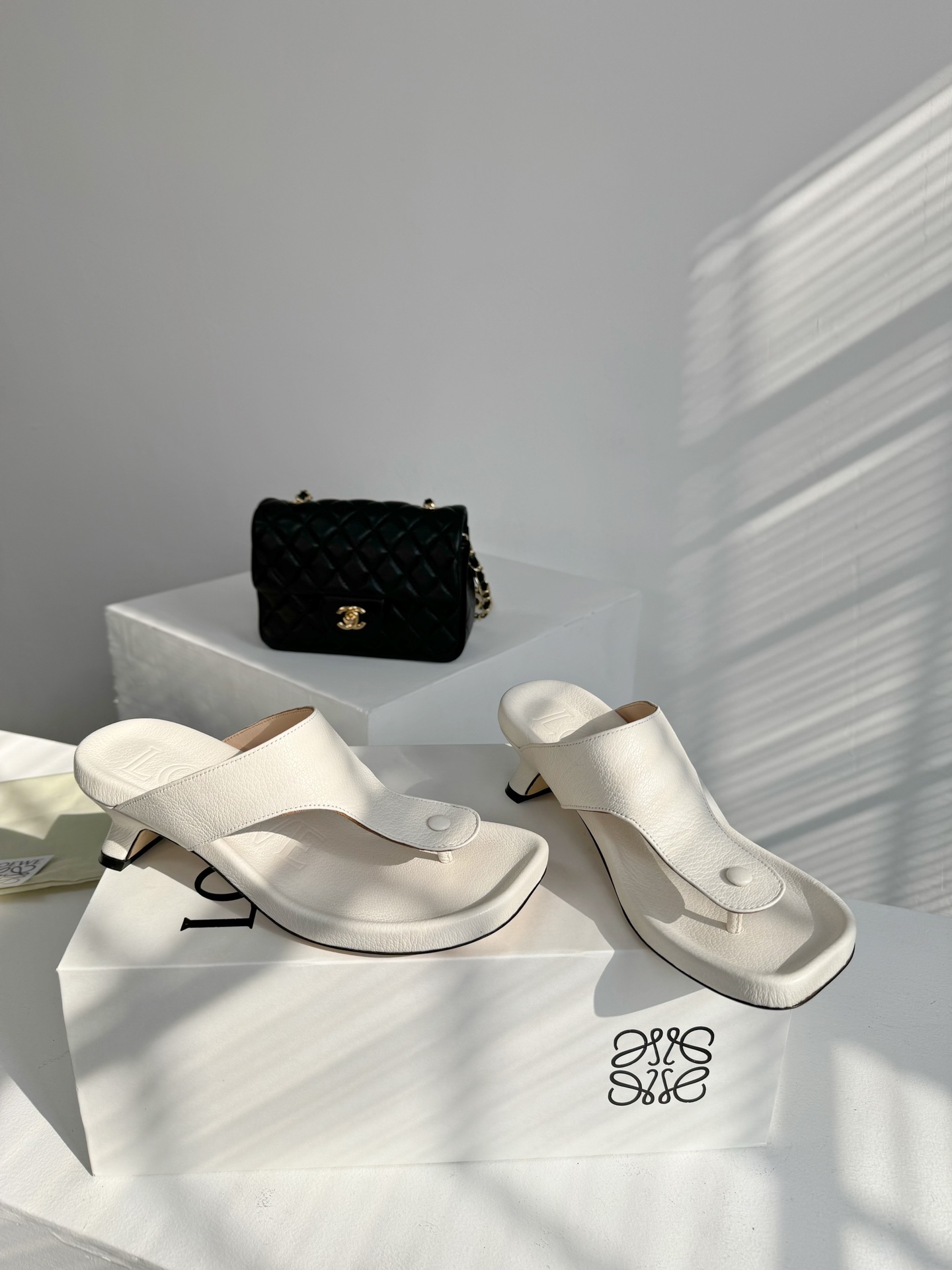 最新作存在感あるのloewe スリッパコピー本革を使用 4cmヒールの高さ_1