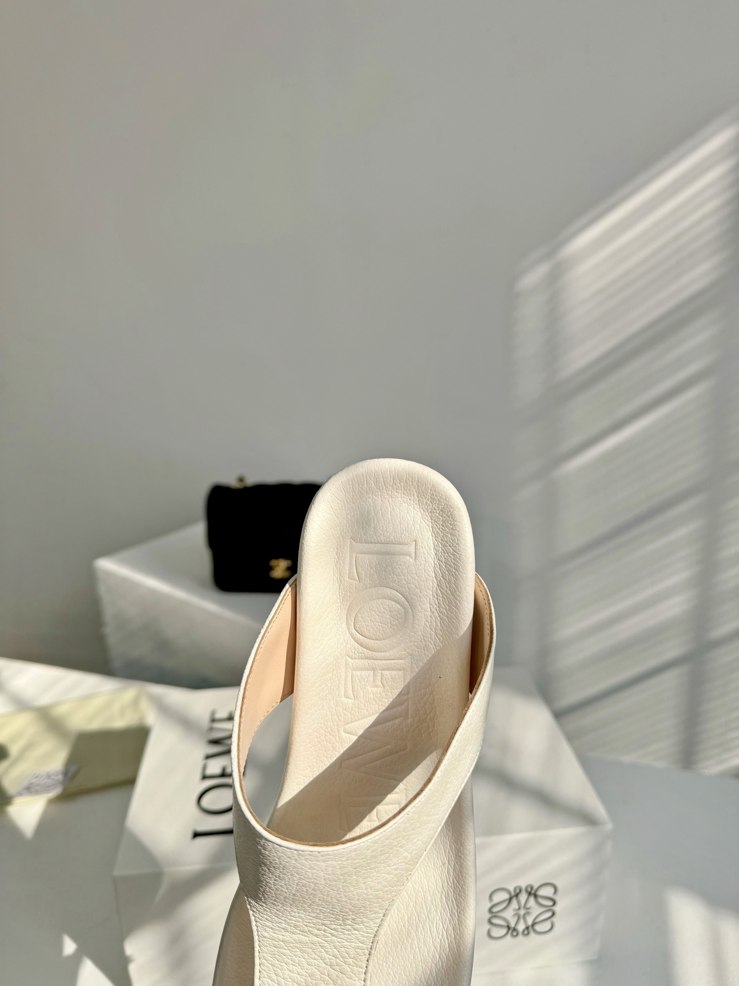 最新作存在感あるのloewe スリッパコピー本革を使用 4cmヒールの高さ_3