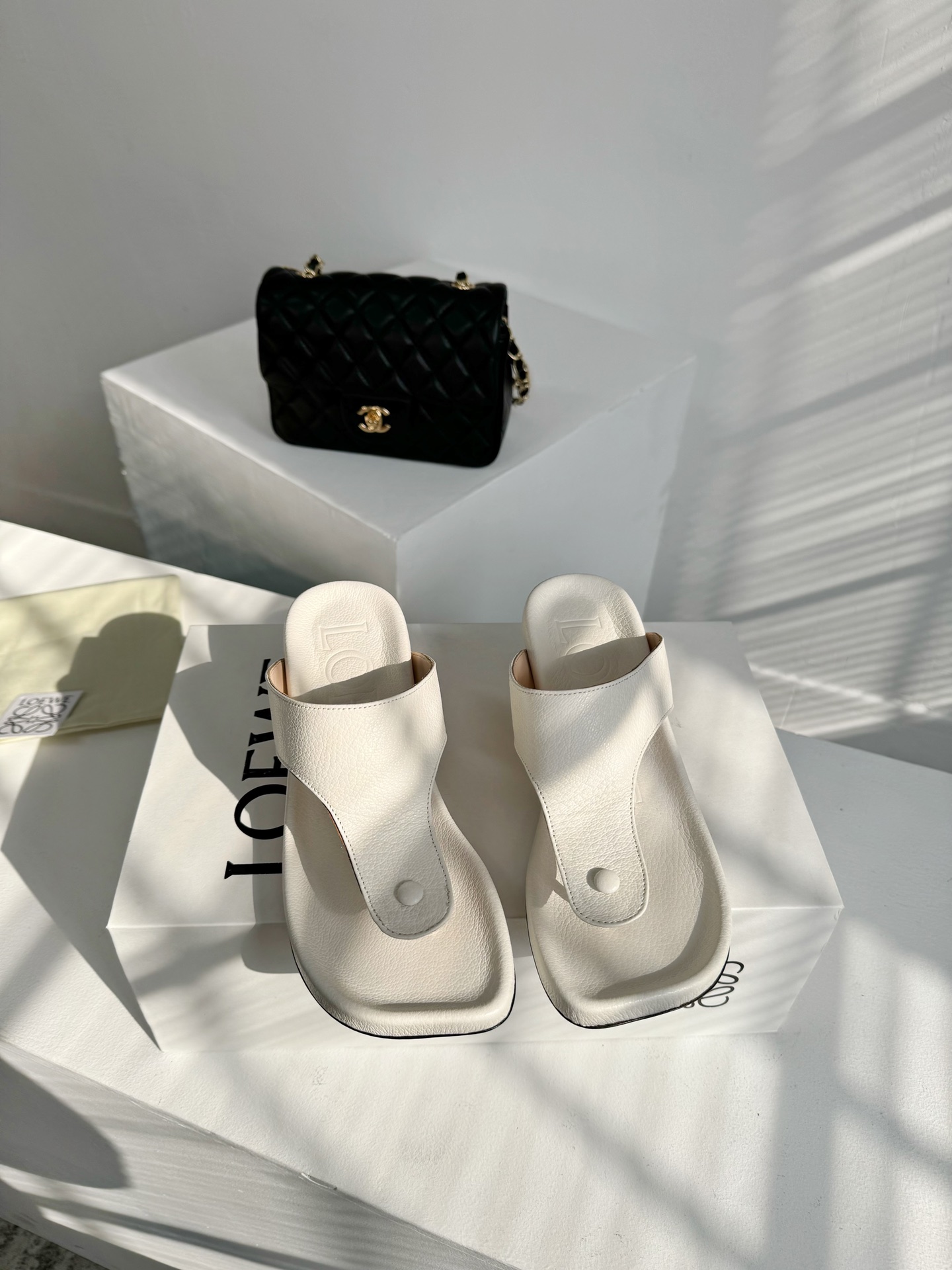 最新作存在感あるのloewe スリッパコピー本革を使用 4cmヒールの高さ_4