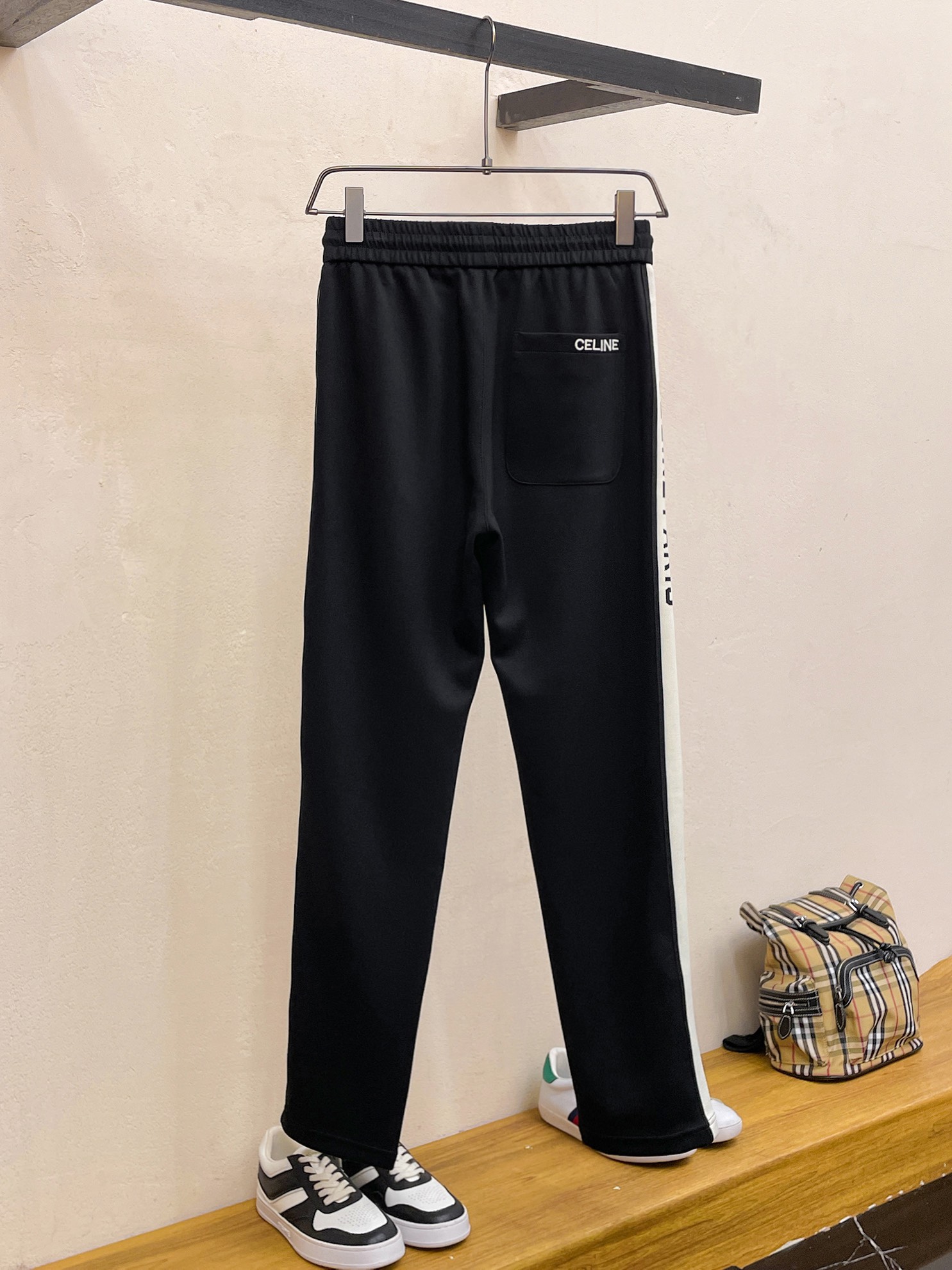 人気品 セリーヌ パンツ サイズ感激安通販 カジュアルパンツ 柔軟 運動ズボン ロゴプリント 純綿 ブラック_3