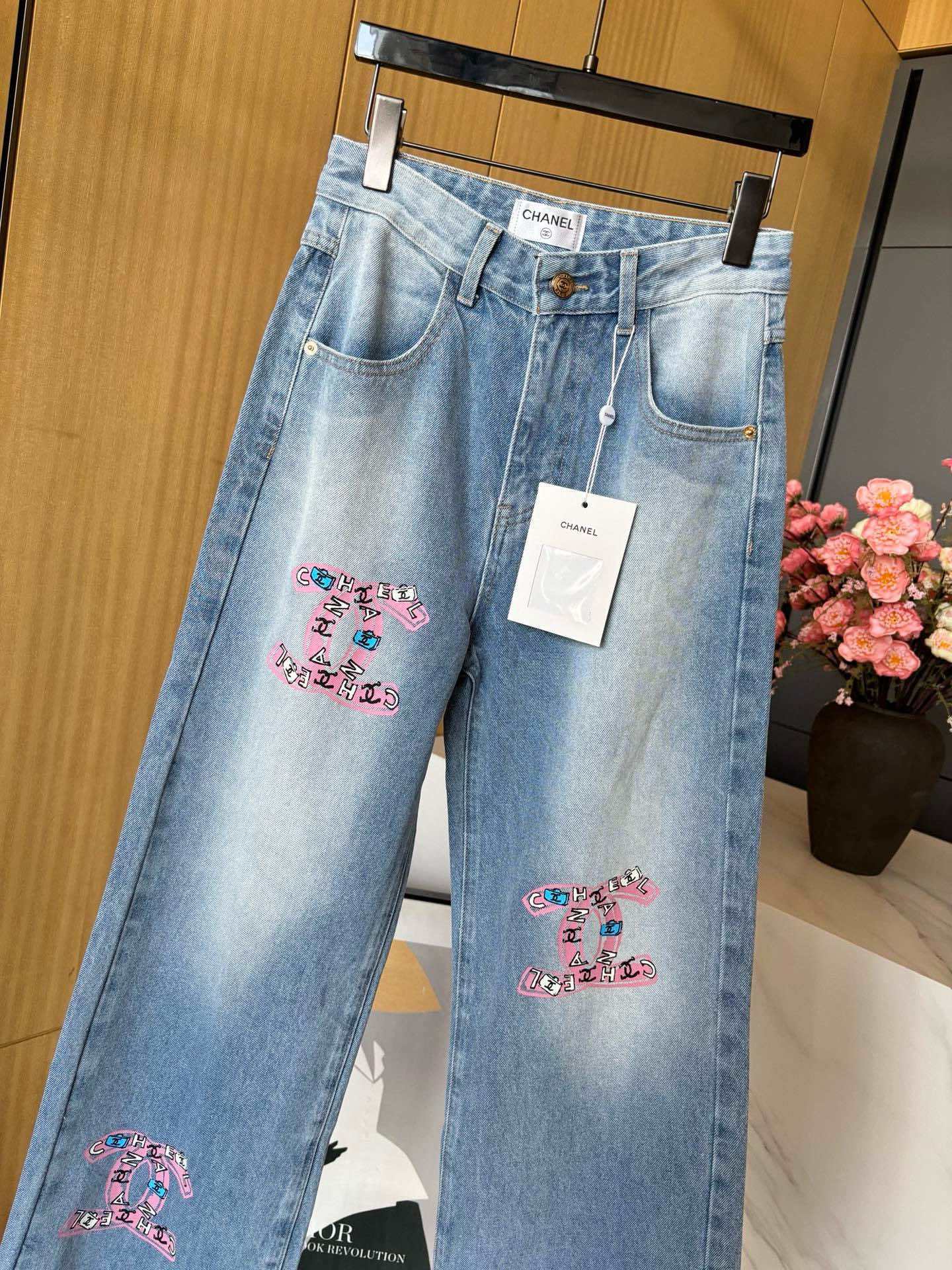 シャネル パンツＮ級品 ジーンズ カジュアルズボン デニム素材 ロゴプリント 筒形 可愛い ブルー_4