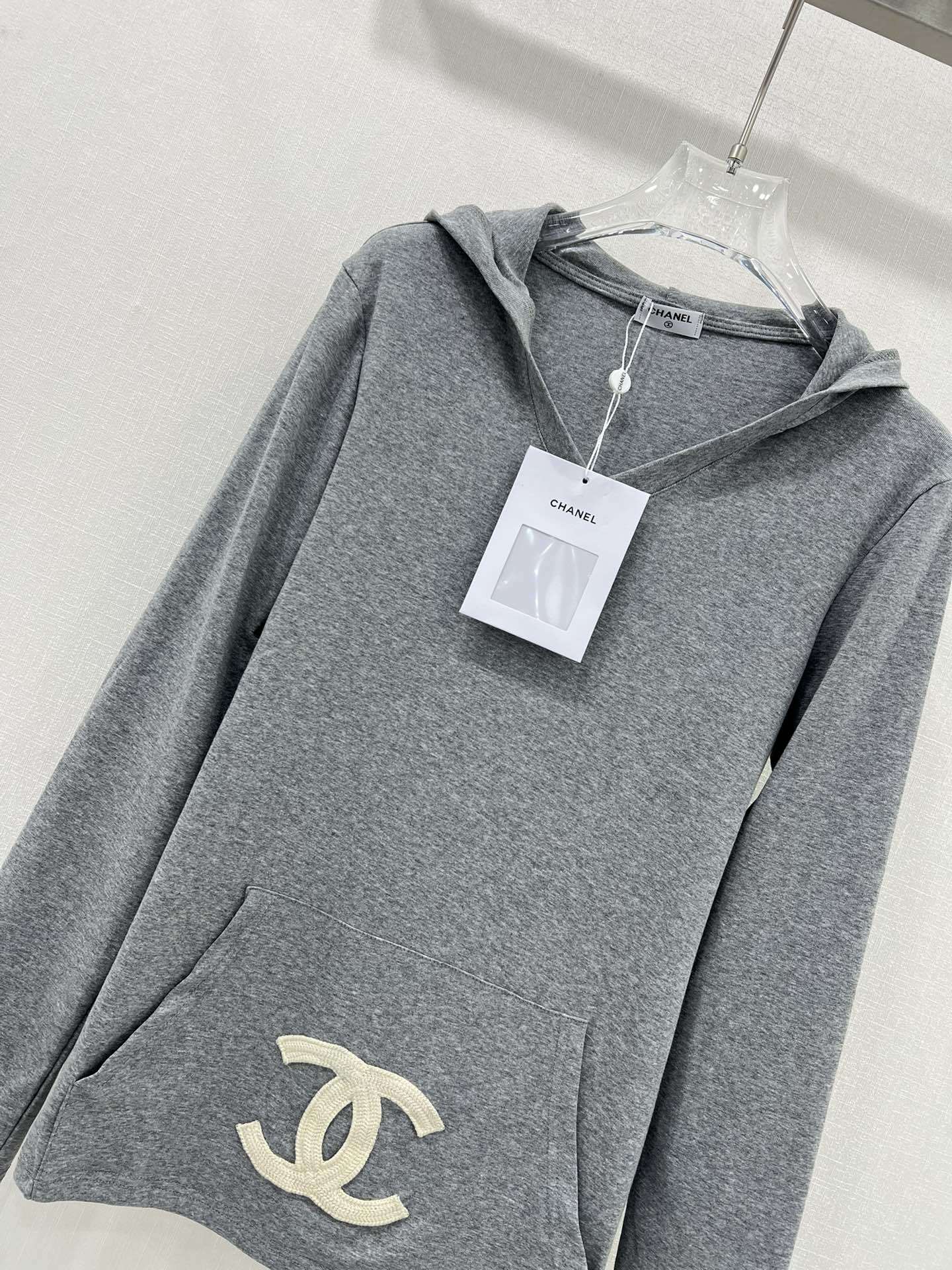 上質販売 シャネルパーカーコピー 長袖 純綿 トップス フード付き Ｖネック ロゴ刺繍 グレイ_4