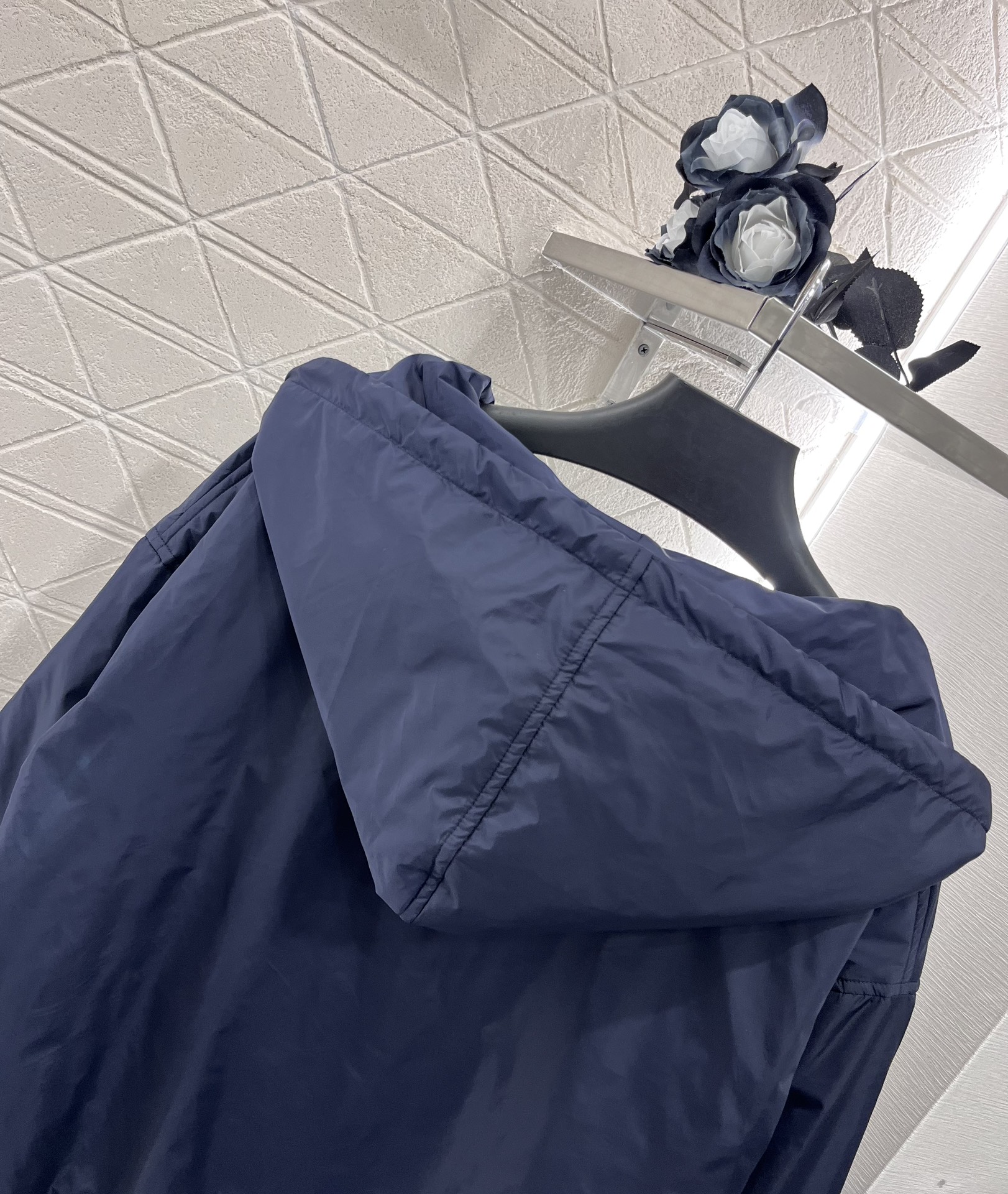 プラダ ジャケット偽物 アウター トップス 防風 柔らかい 軽量 暖かい フード付き グレイ_4