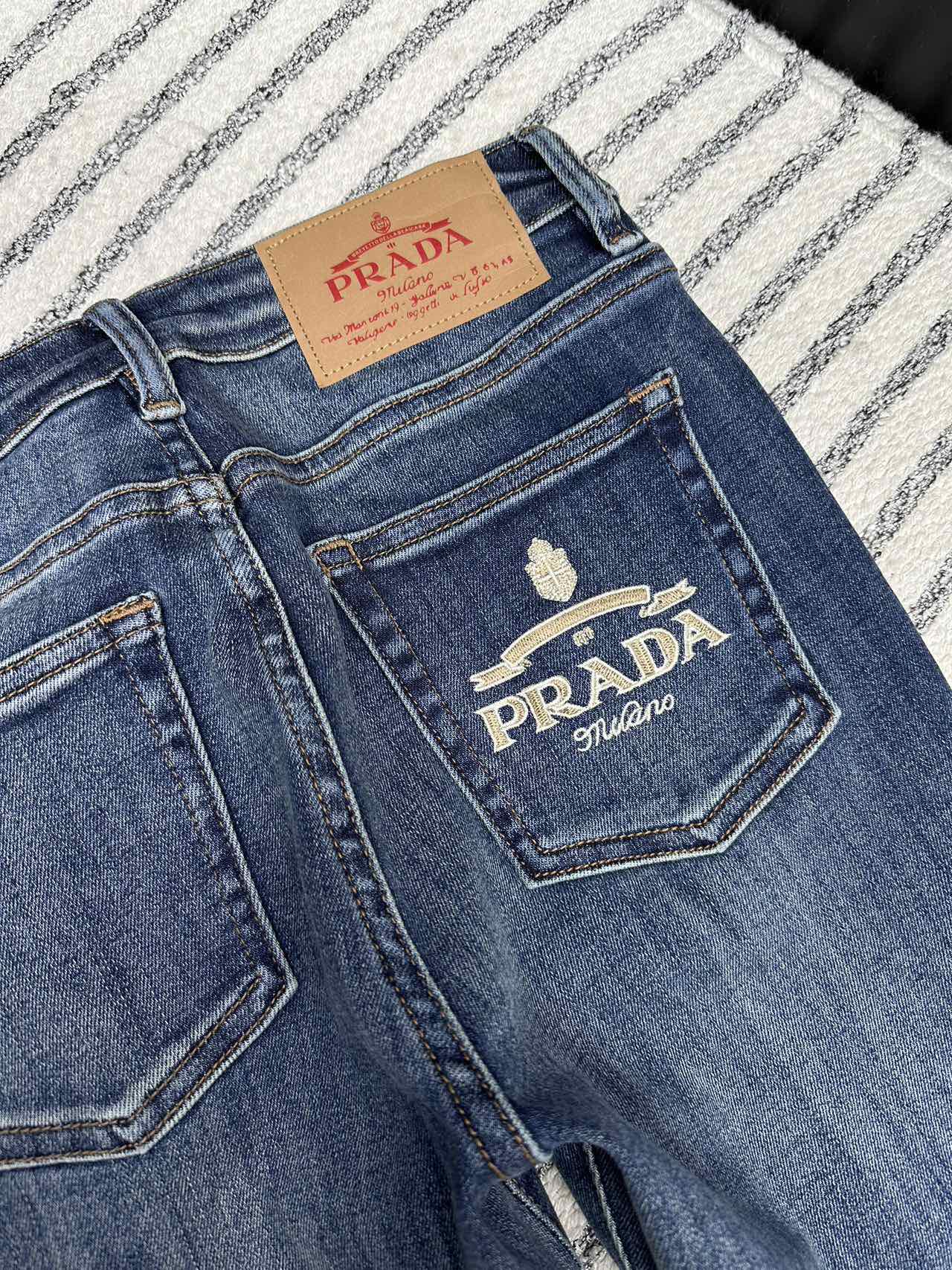 目を引く存在感 プラダジーンズバッグコピー カジュアルパンツ ロゴ刺繍 美脚 ズボン デニム ブルー_7
