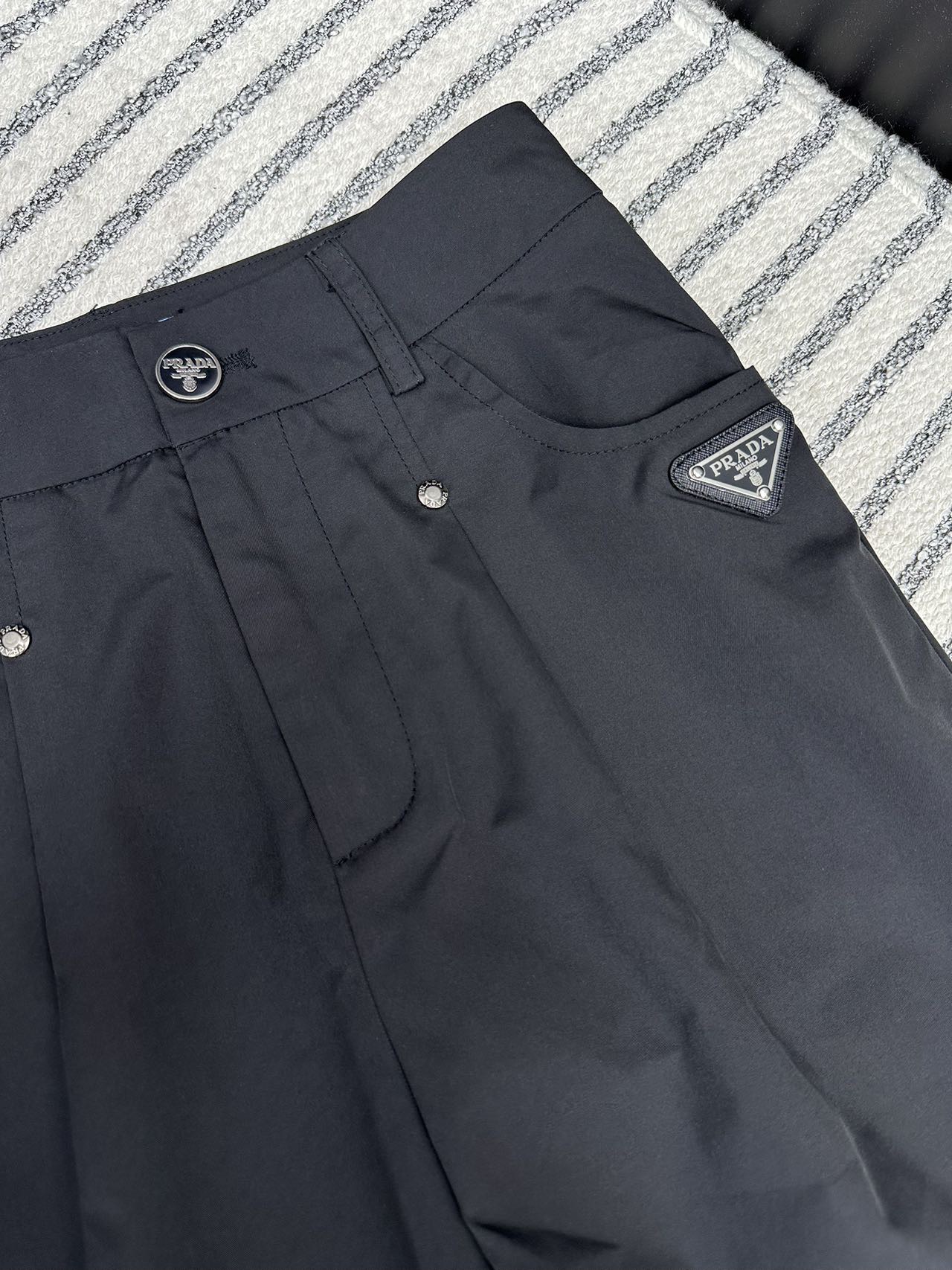 プラダ メンズ ズボンＮ級品 カジュアルズボン ゆったり 筒形 柔らかい 冬パンツ ブラック_4