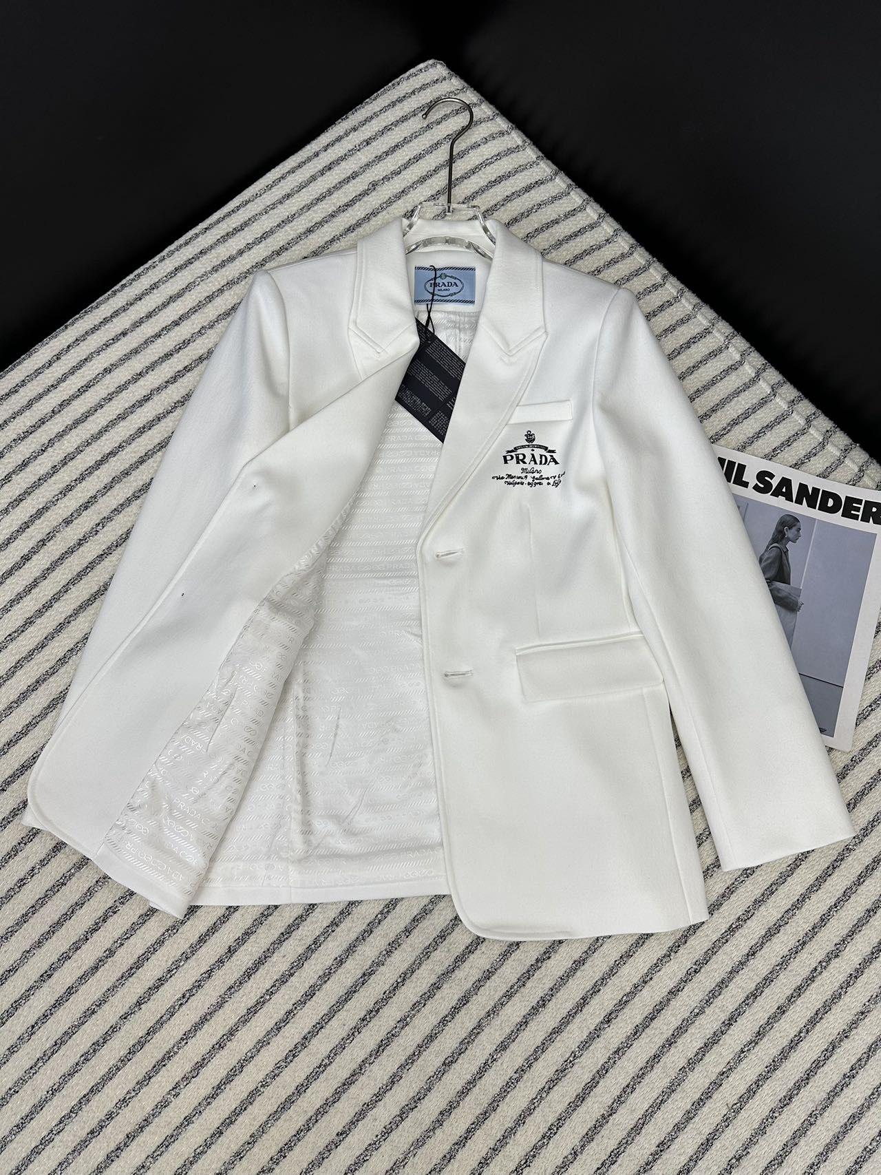 プラダ 服 メンズスーパーコピー 通勤 ビジネス スーツ トップス 1点 ジャケット ロゴ刺繍 ホワイト_8
