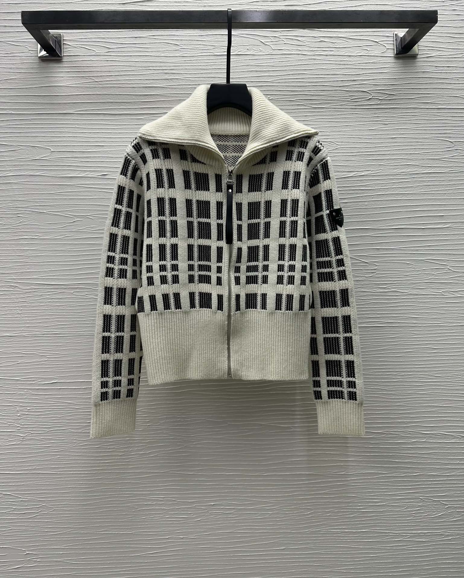 ルイヴィトン 黒セーターコピー 柔らかい トップス ニットアウター 厚い 格子模様 ブラック_1