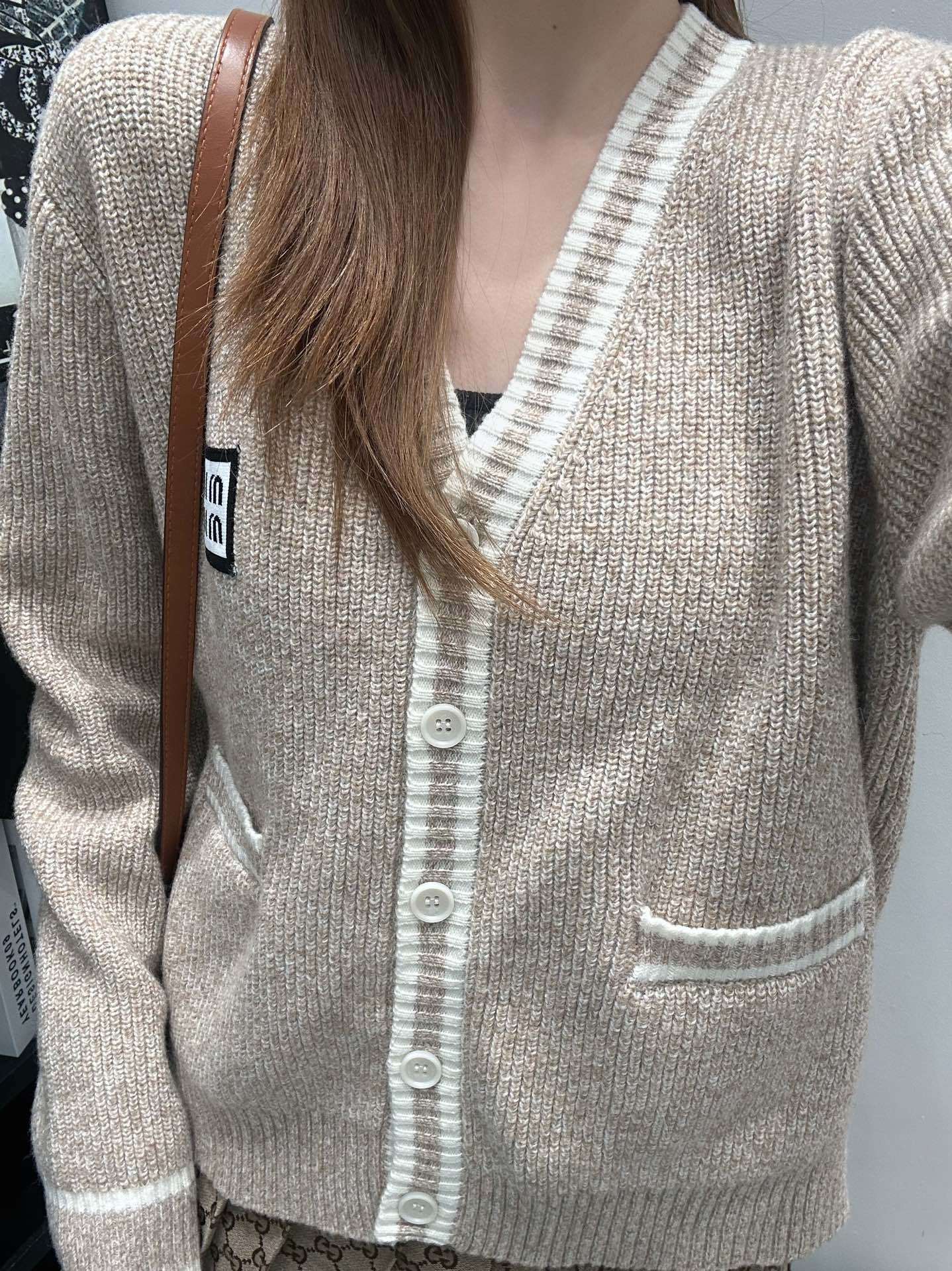 秋冬新品 ミュウミュウアウターコピー ニット素材 トップス ロゴ刺繍 ウール 柔らかい アウター ベージュ色_1