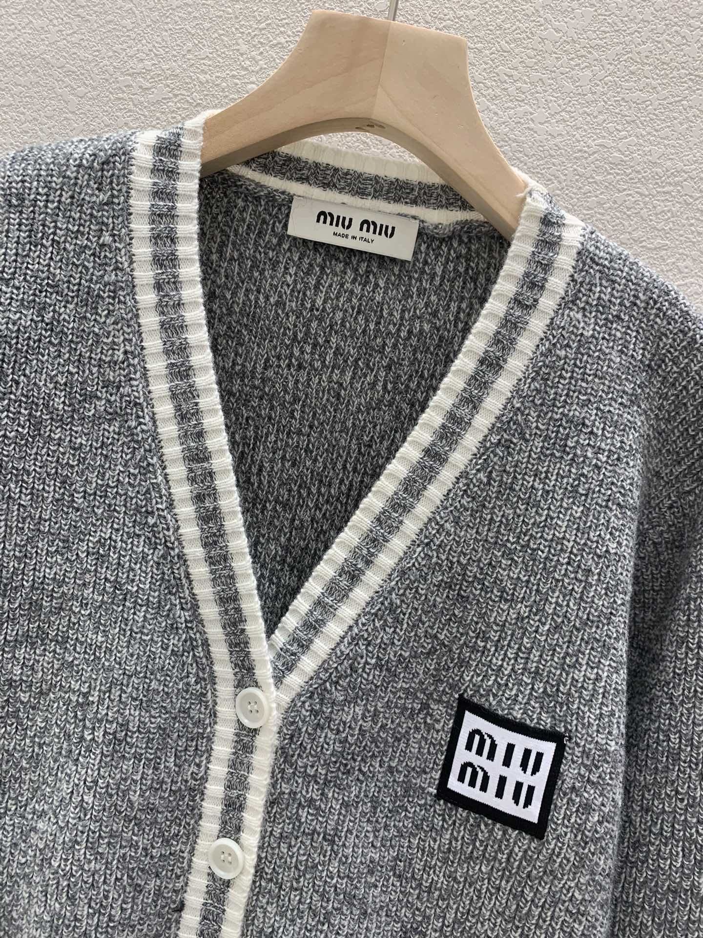 ミュウミュウ セータースーパーコピー ニット素材 トップス ロゴ刺繍 ウール 柔らかい アウター グレイ_5