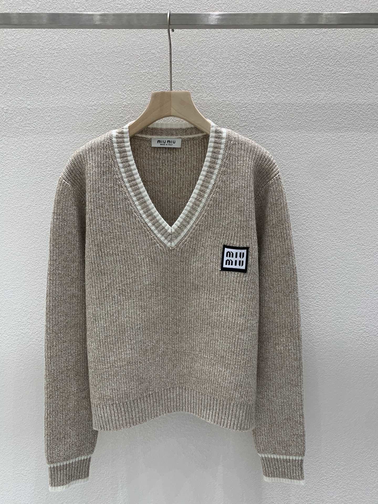 ミュウミュウ ニットベスト偽物 セーター トップス ロゴ刺繍 ウール 柔らかい Ｖ形 ベージュ色_2