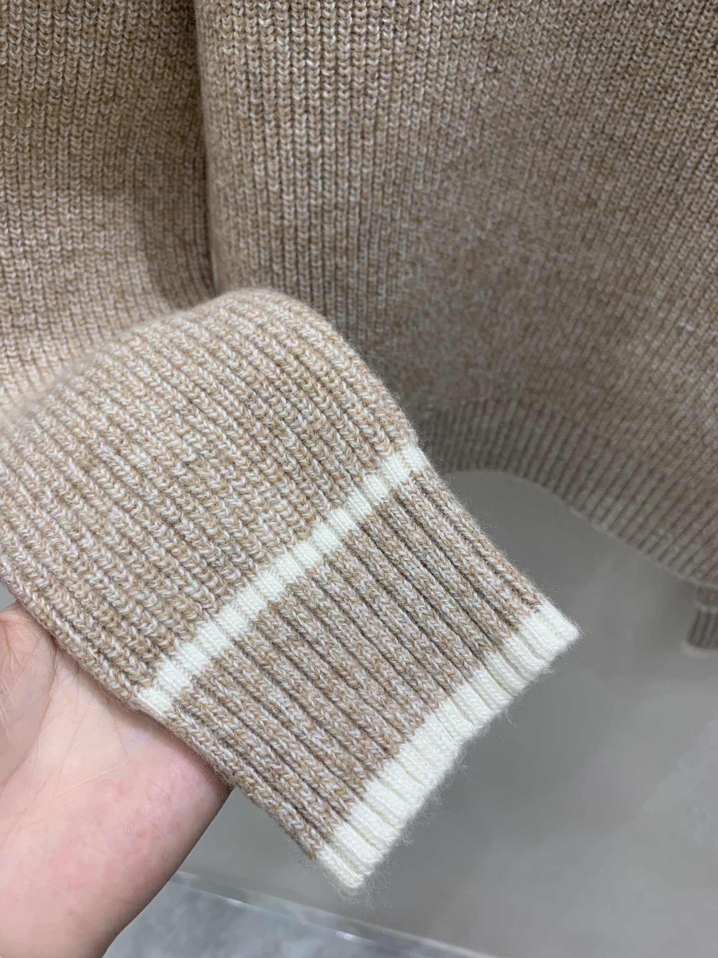 ミュウミュウ ニットベスト偽物 セーター トップス ロゴ刺繍 ウール 柔らかい Ｖ形 ベージュ色_5