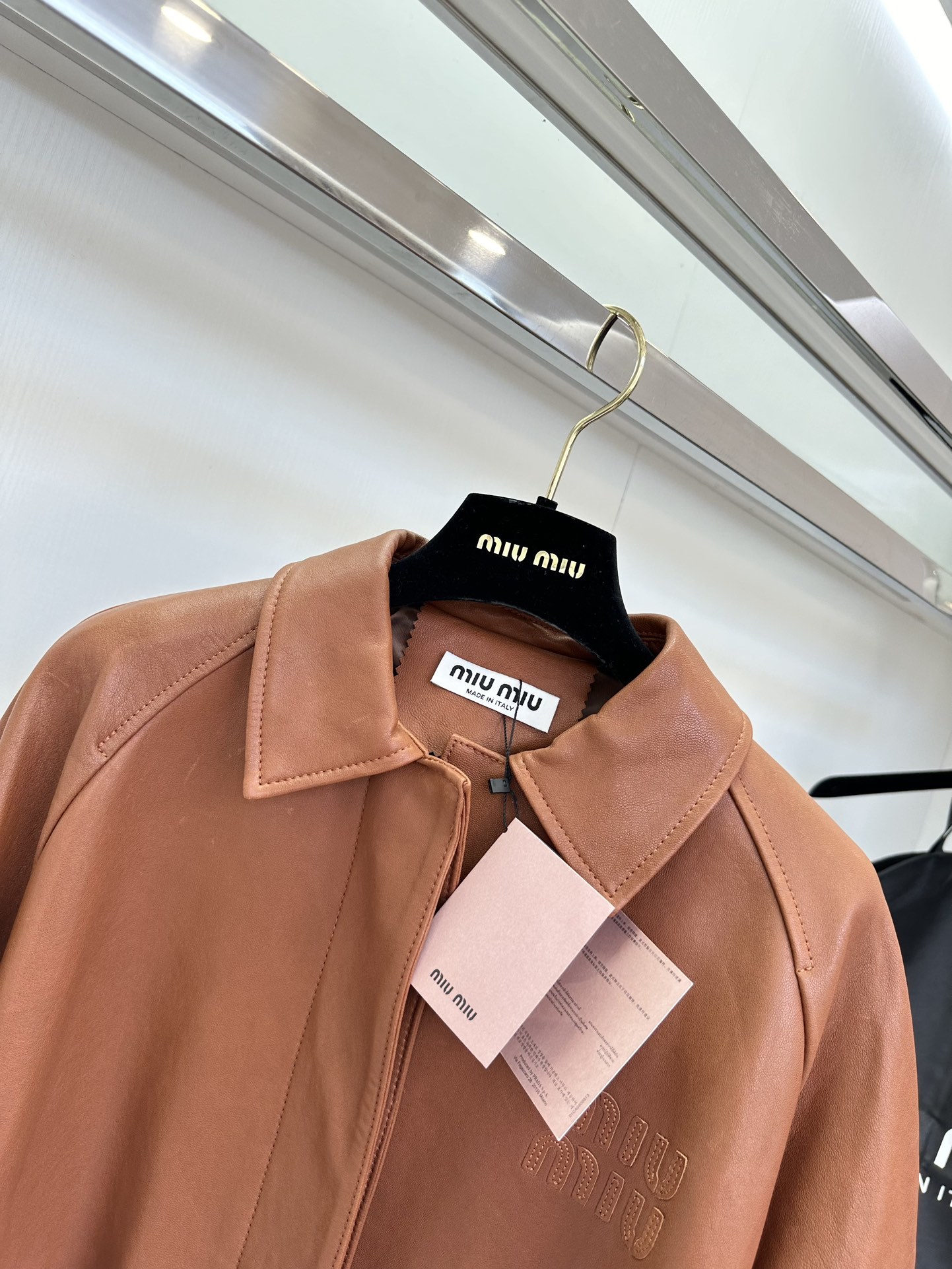 miumiu アウタースーパーコピー トップス ジャケット 防風 レザー 野球服 シンプル ファッション 柔軟 レッド_4
