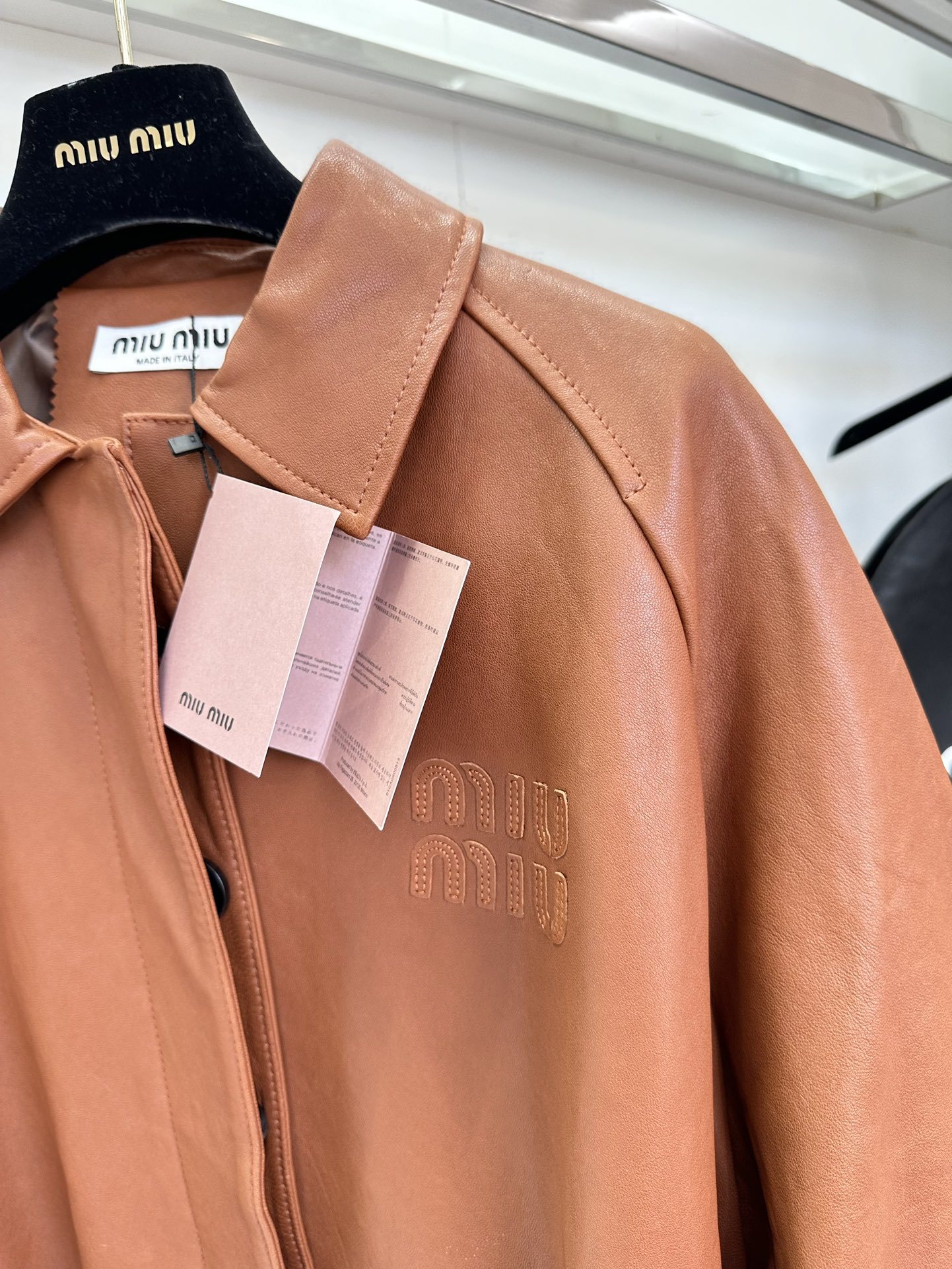 miumiu アウタースーパーコピー トップス ジャケット 防風 レザー 野球服 シンプル ファッション 柔軟 レッド_5