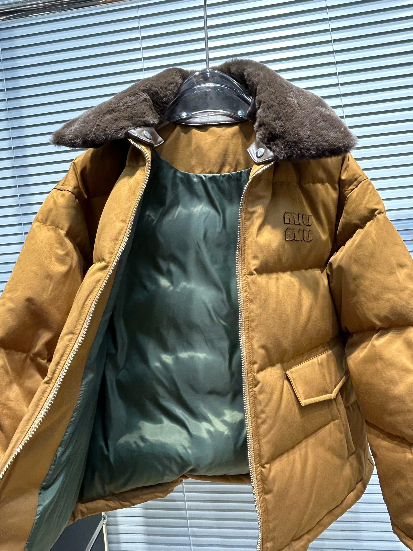 ミュウミュウ ダウン レディース偽物 トップス ジャケット アウター ふんわり 保温 柔軟 襟 イエロー_3