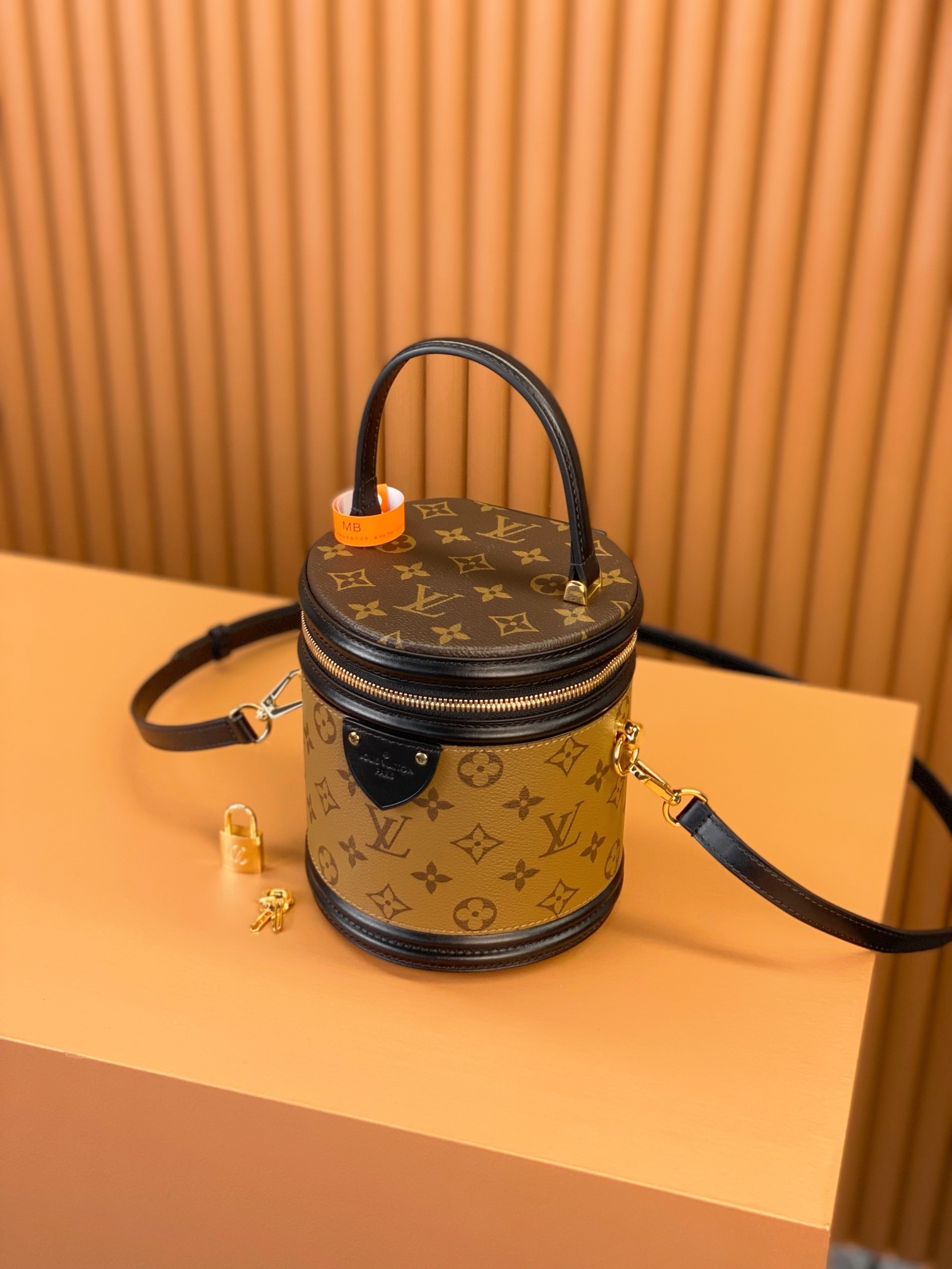 お手頃価格で ルイヴィトンバッグチャームスーパーコピー 本革  ハンドバッグ 斜め掛けバッグ M43986 ブラック_3