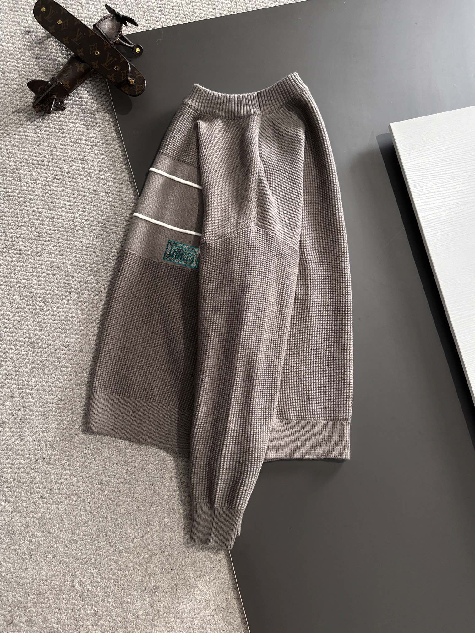 触り心地が良い グッチセーターメルカリ偽物 シンプル 刺繍 柔軟 ニットアウター トップス 暖かい グレイ_3