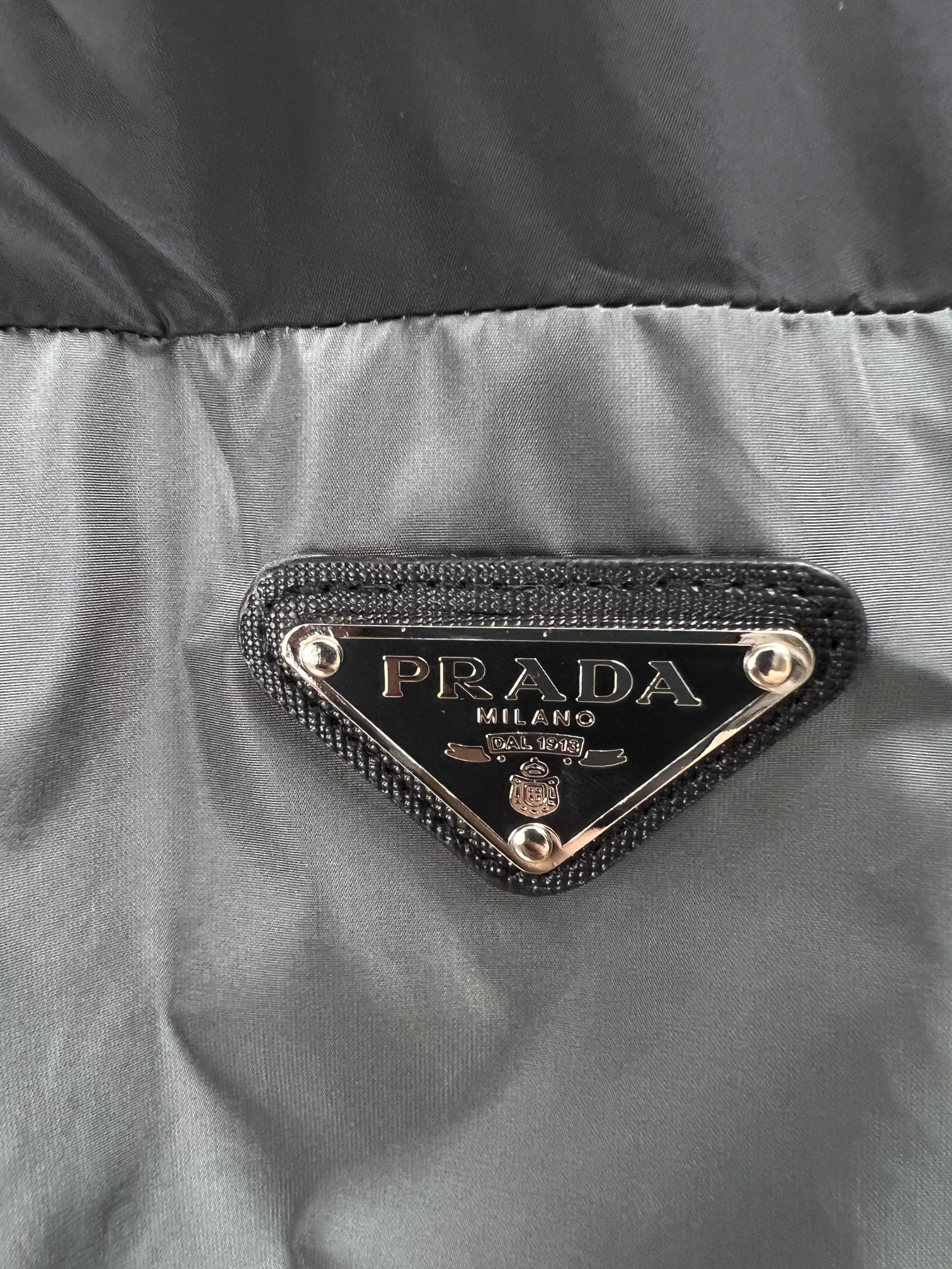 prada ジャケットコピー フード付き アウター トップス 軽量 ナイロン素材 防風 ブラック_5