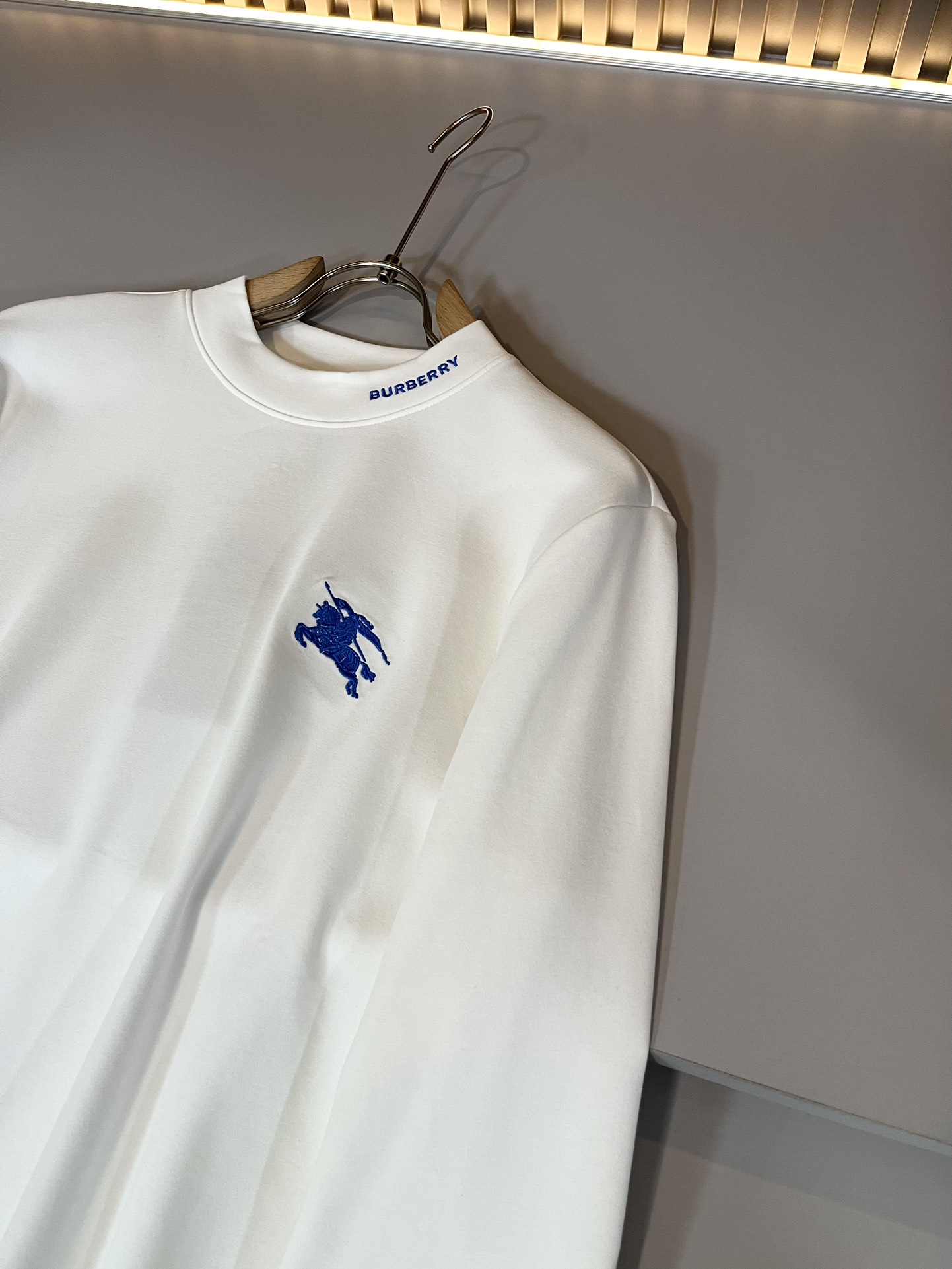 目を引く存在感 シュプリーム バーバリー t シャツコピー 刺繍 トップス 長袖 純綿 メンズ ホワイト_3