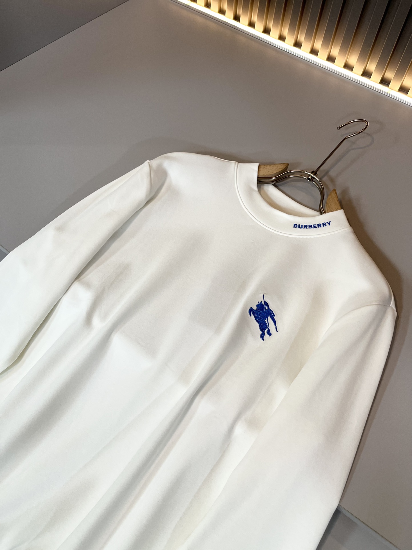 目を引く存在感 シュプリーム バーバリー t シャツコピー 刺繍 トップス 長袖 純綿 メンズ ホワイト_4