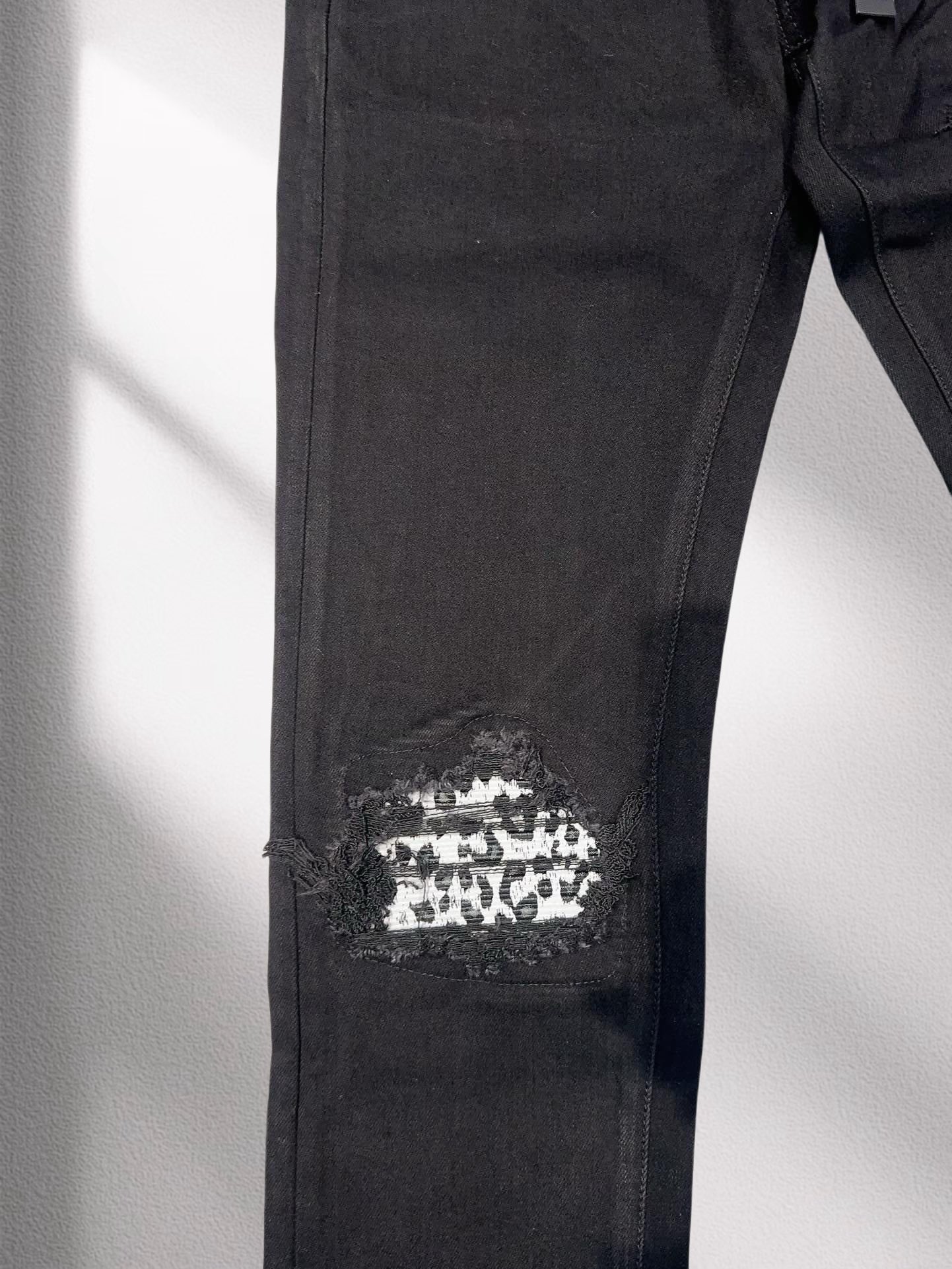 amiri デニム パンツスーパーコピー 刺繍 ズボン ジーンズ カジュアルパンツ デニム素材 ブラック_4