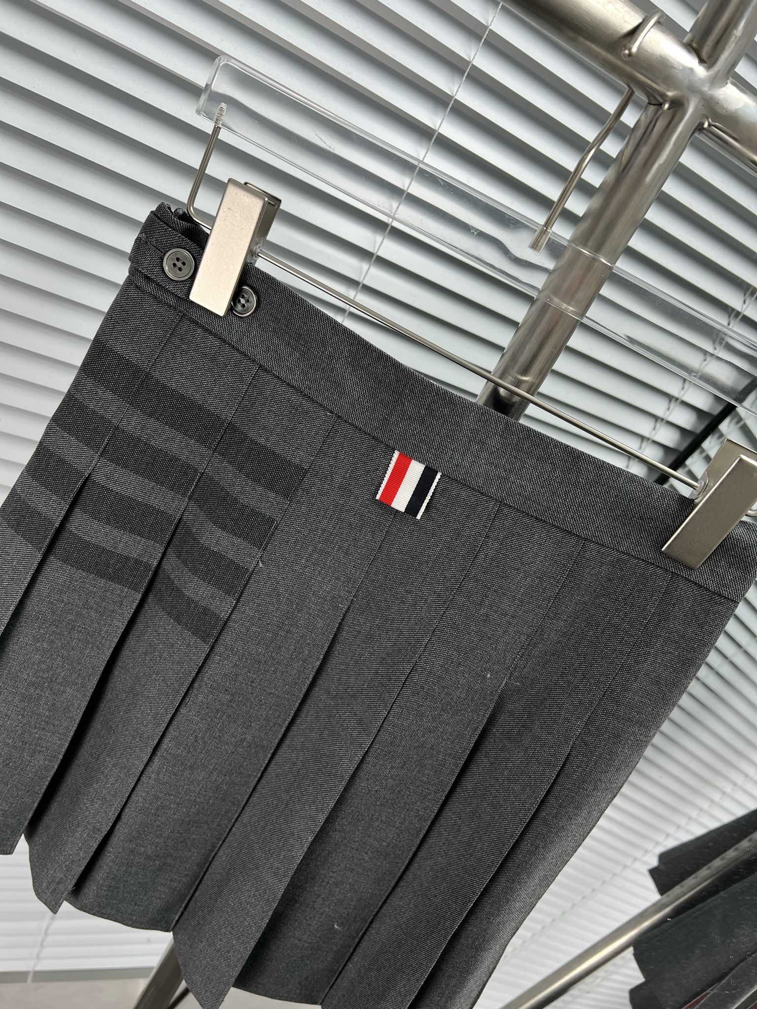 超低価格 スカートトム ブラウンスーパーコピー  半身 シンプル ショット 学院風 グレイ_9