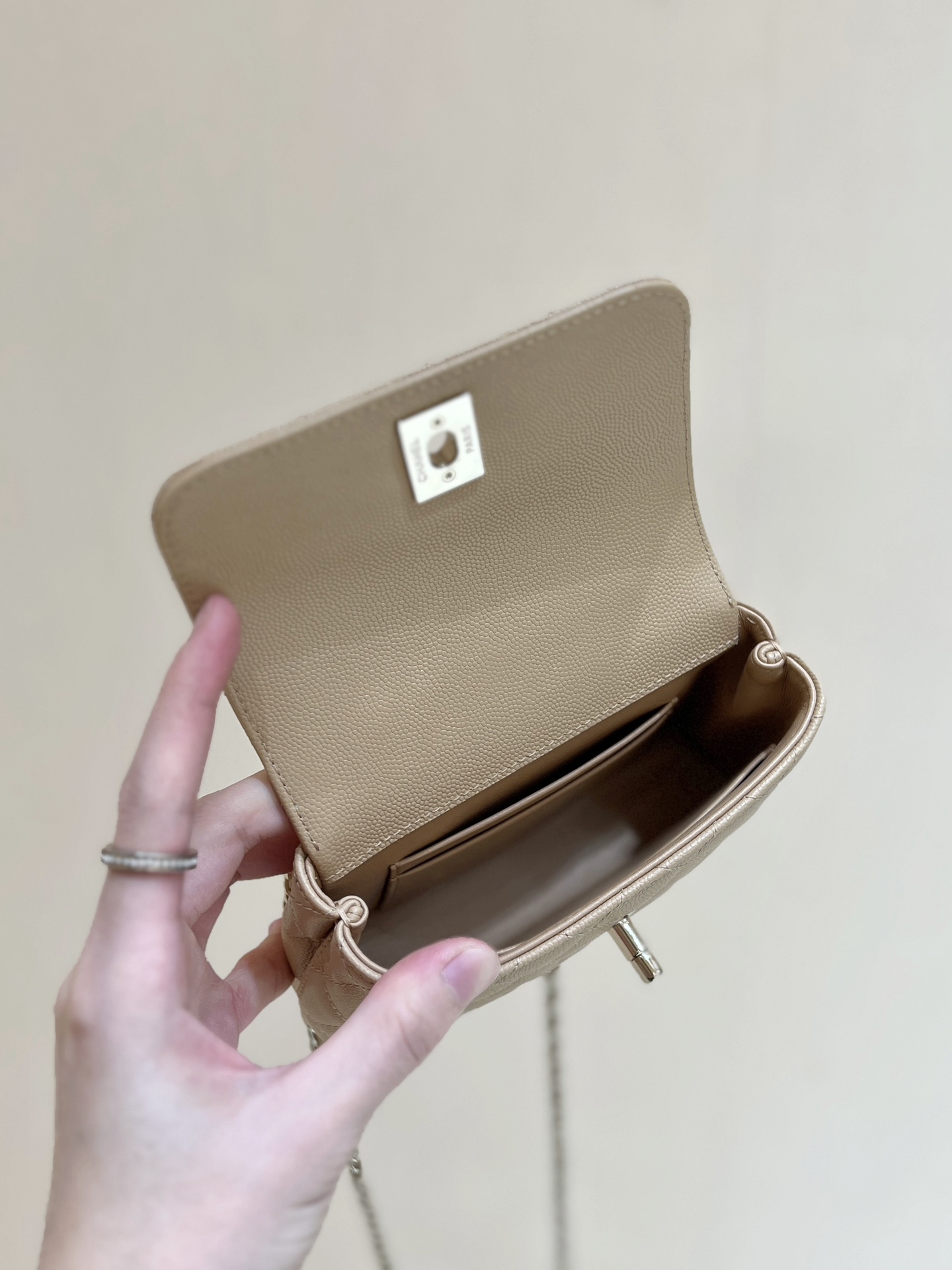 超ミニサイズ シャネルバッグ 修理 値段コピー チェーンバッグ ハンドバッグ 優雅レディ 本革 レザー ベージュ色_5