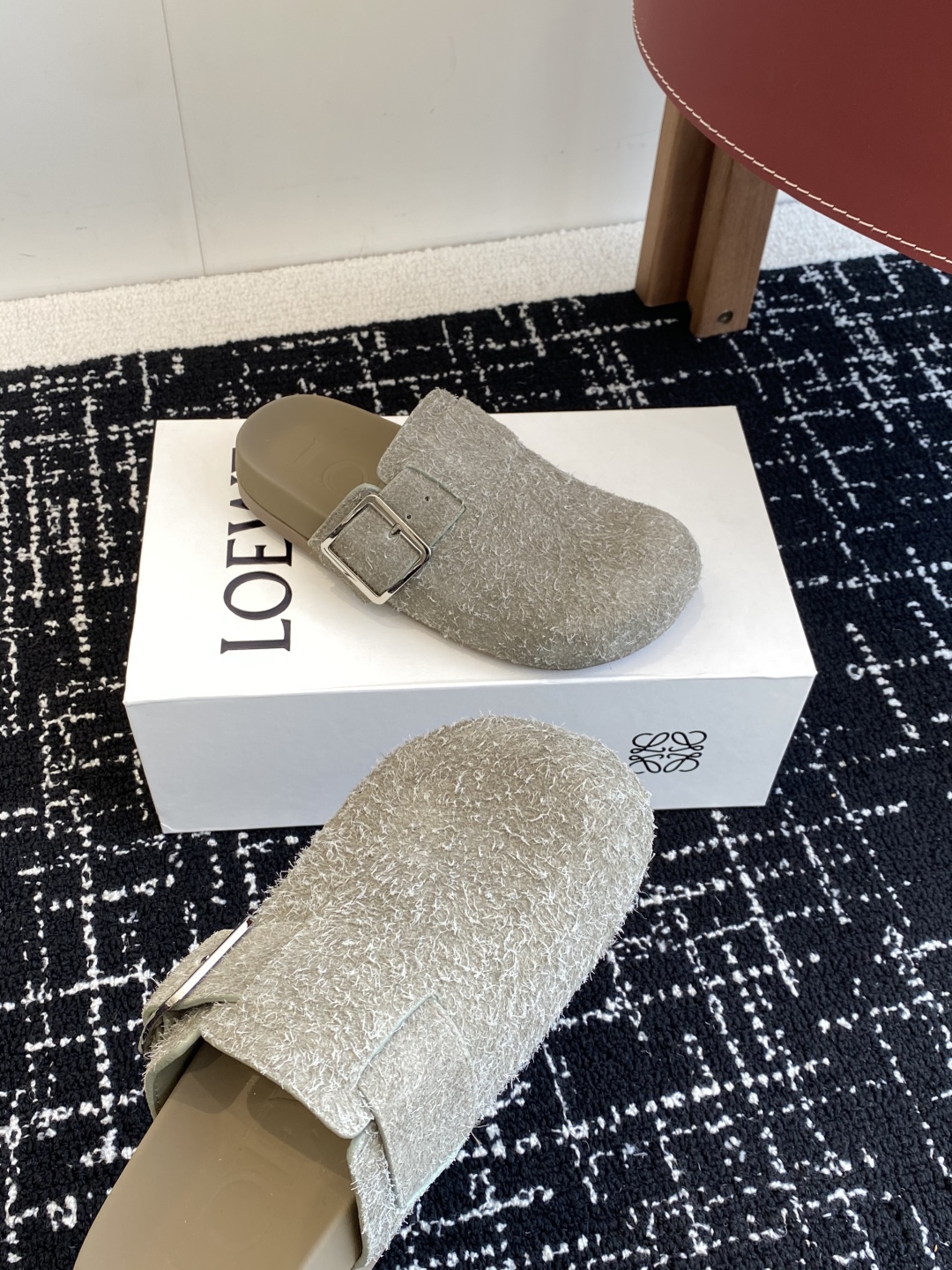 華やかな雰囲気 loewe サンダルスーパーコピー スリッパ 上質 ビルケンシューズ レザー プリント グレイ_5