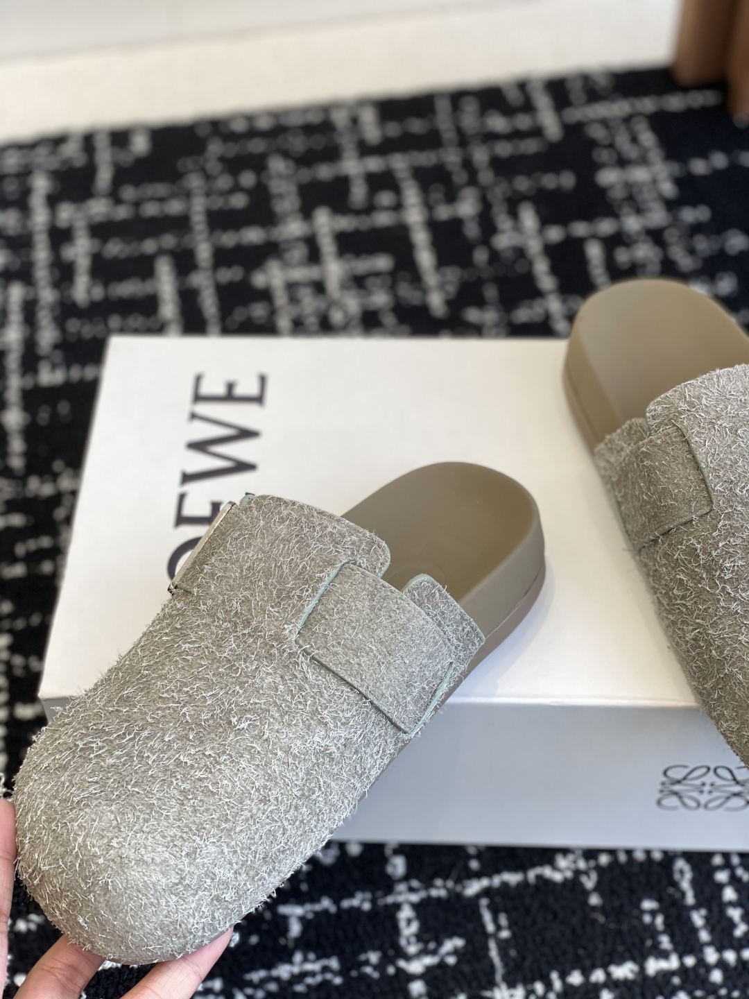 華やかな雰囲気 loewe サンダルスーパーコピー スリッパ 上質 ビルケンシューズ レザー プリント グレイ_7