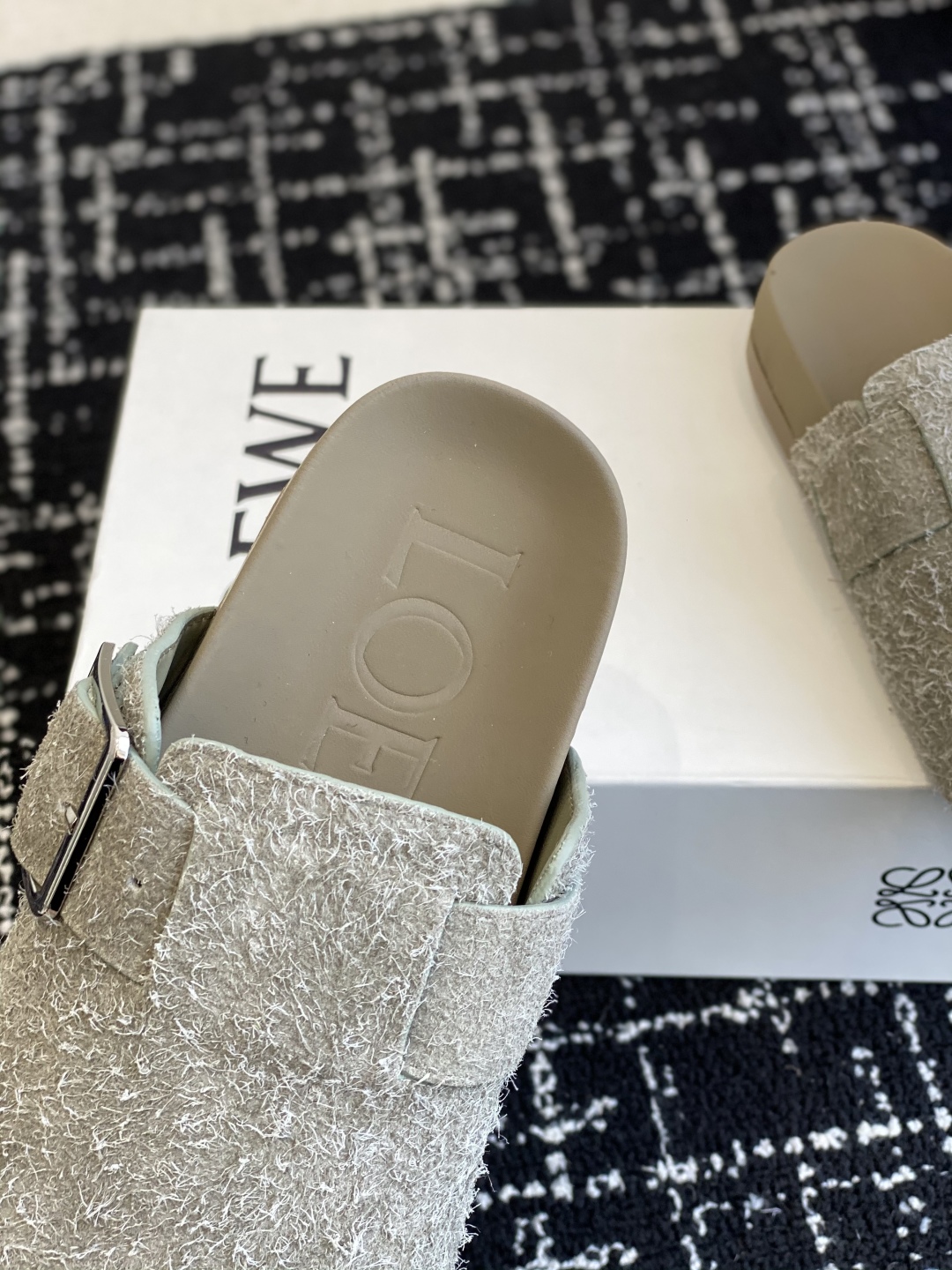 華やかな雰囲気 loewe サンダルスーパーコピー スリッパ 上質 ビルケンシューズ レザー プリント グレイ_8