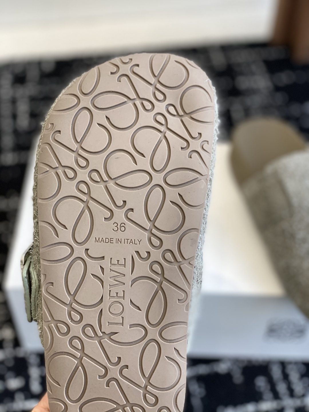 華やかな雰囲気 loewe サンダルスーパーコピー スリッパ 上質 ビルケンシューズ レザー プリント グレイ_9
