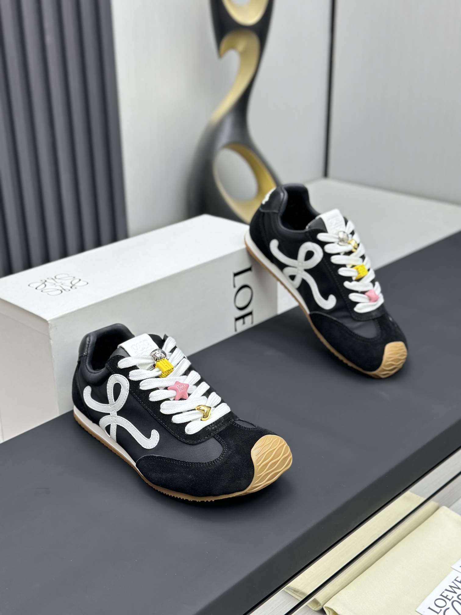 超激得価格 ロエベ スニーカー レディースコピー レザー ランニング 運動 カップル 柔軟 男女兼用 ブラック_3
