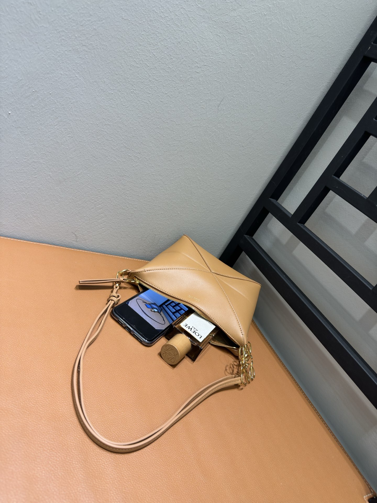 ロエベ ショルダー バッグスーパーコピー レザー 本革 柔らかい 大容量 斜め掛けバッグ 66005 ブラウン_8
