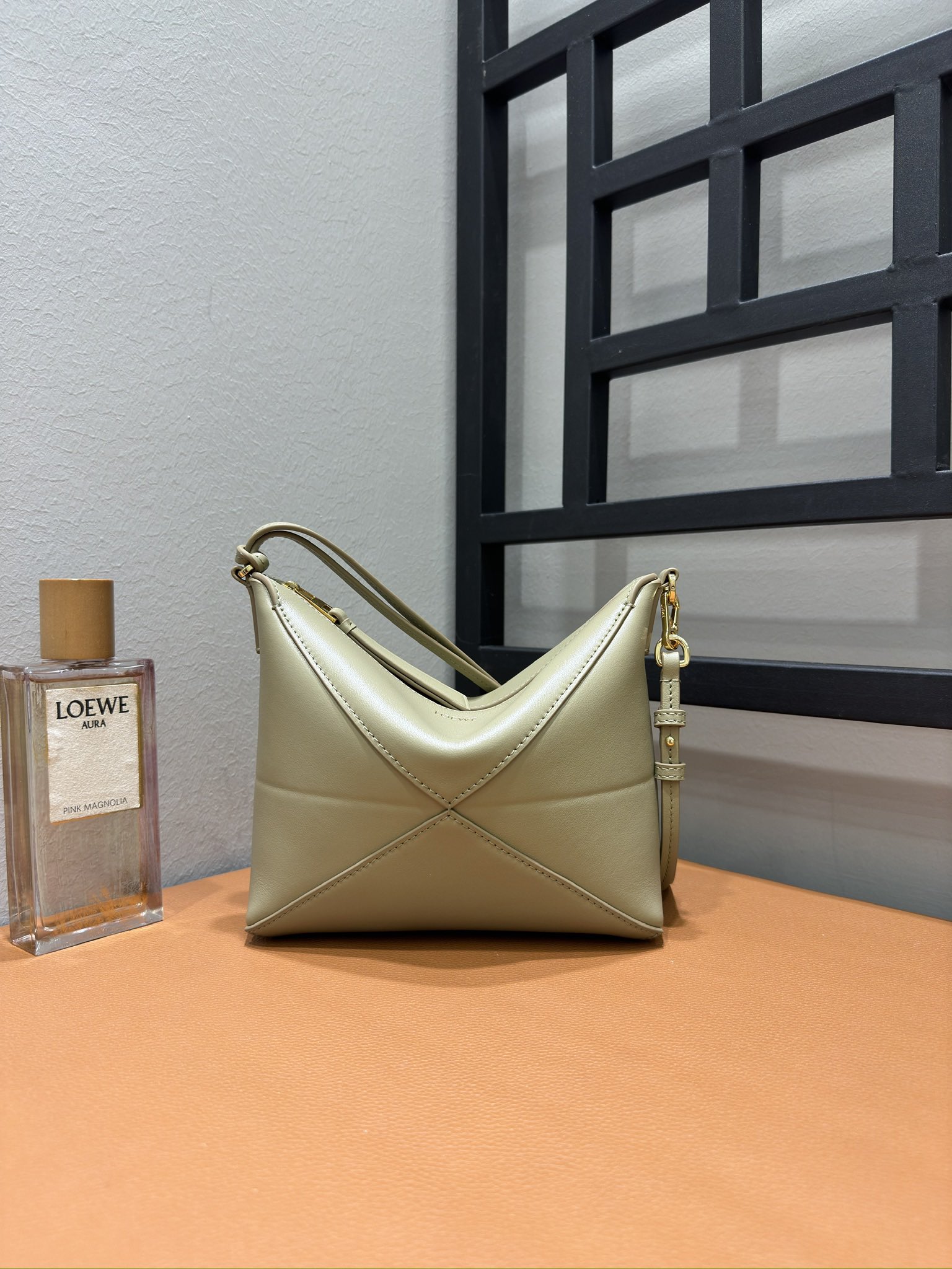 触り心地が良い loewe バッグ偽物 レザー 本革 柔らかい 大容量 斜め掛けバッグ 66005 グレイ_1