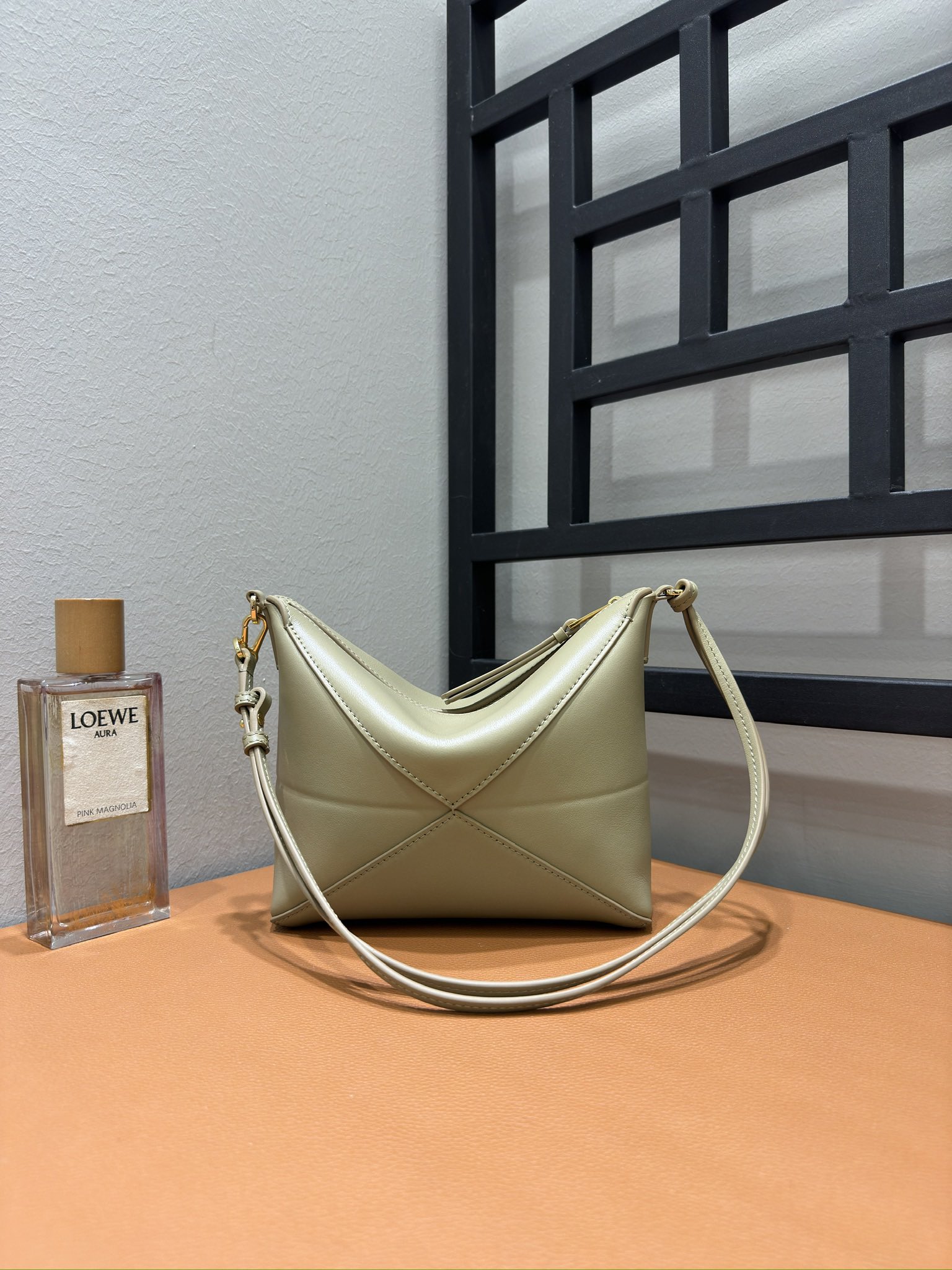 触り心地が良い loewe バッグ偽物 レザー 本革 柔らかい 大容量 斜め掛けバッグ 66005 グレイ_2